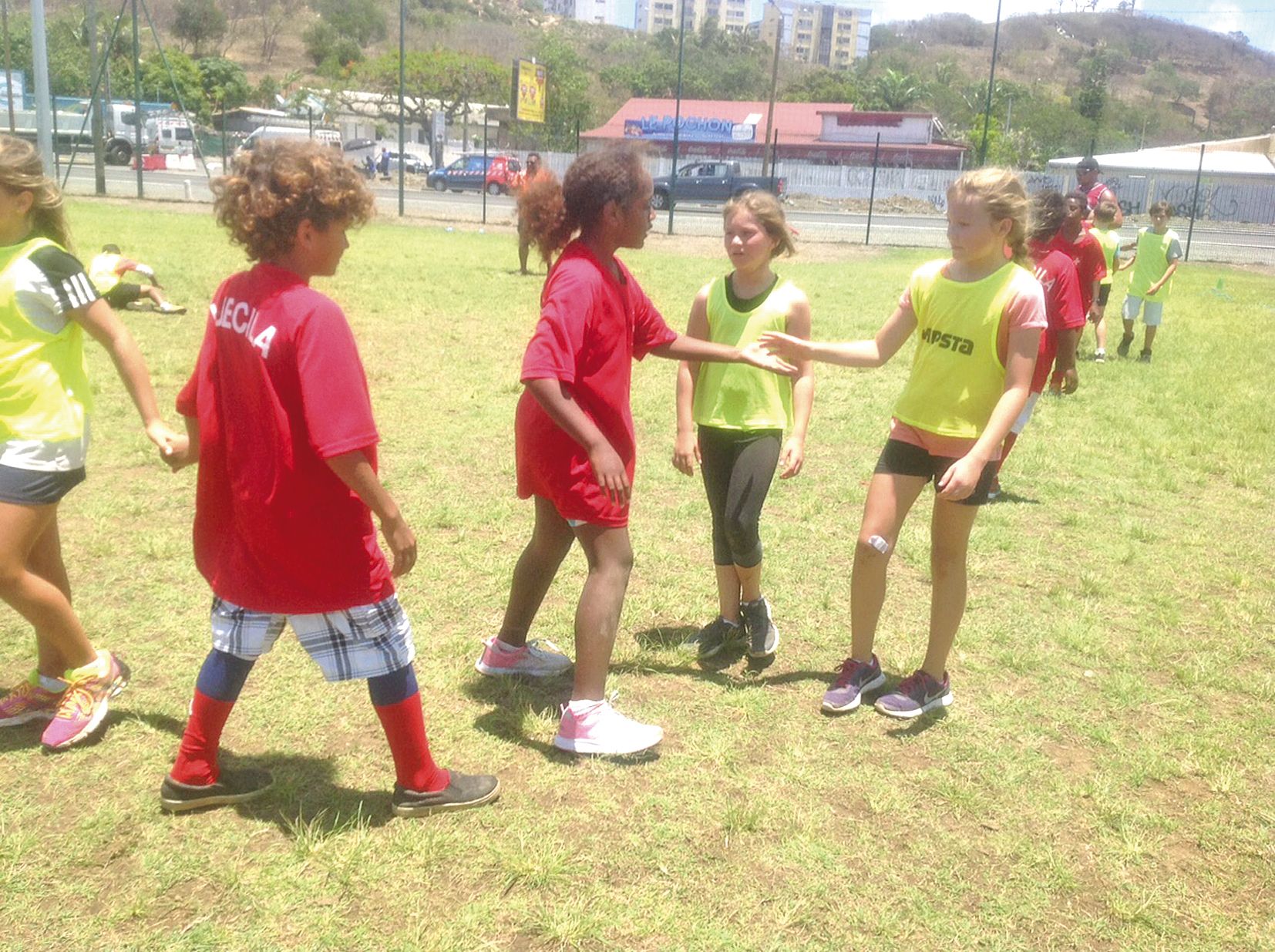 Répartis par équipe de sept joueurs, dont obligatoirement trois filles, les écoliers se sont affrontés au cours de quatre matches de rugby de 10 minutes chacun. À la fin de chaque match, les jeunes ont fait comme leurs aînés : ils ont salué leurs adversai