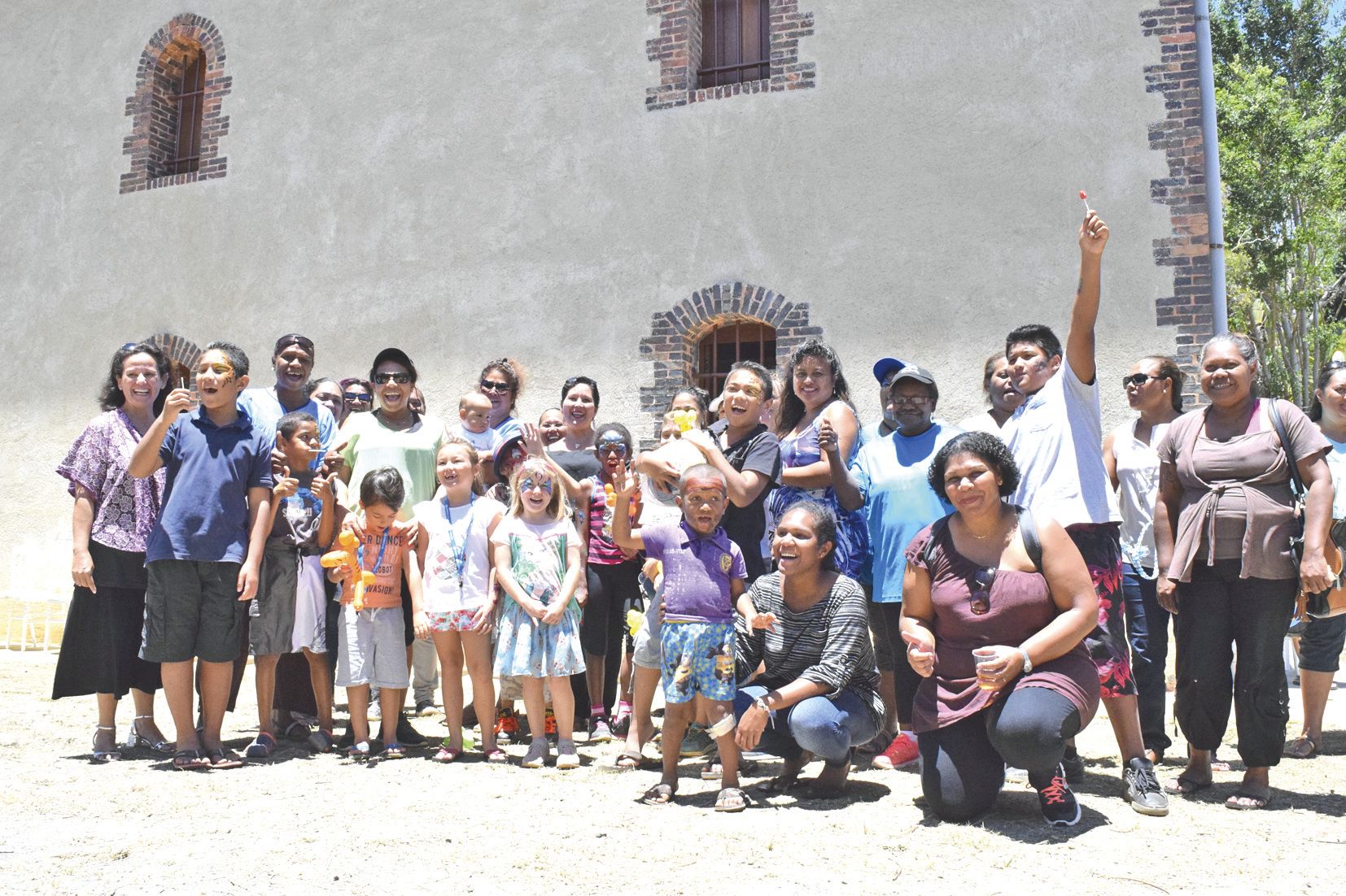 Assistantes de vie sociale, parents, enfants autour  de la directrice, Christelle Simoeh.