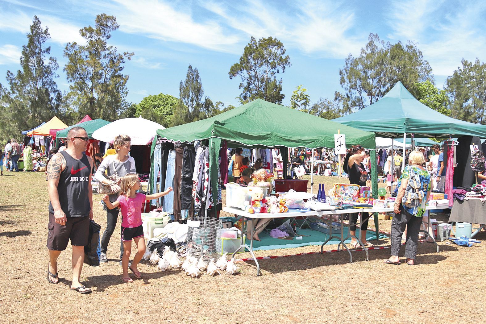 Un vide-greniers se tenait samedi matin au parc de la Coulée. Au total, 180 stands ont été installés pour l’occasion, sans compter les 20 stands alimentaires pour nourrir les curieux venus nombreux. En effet, plus de 2 000 personnes selon l’organisation o