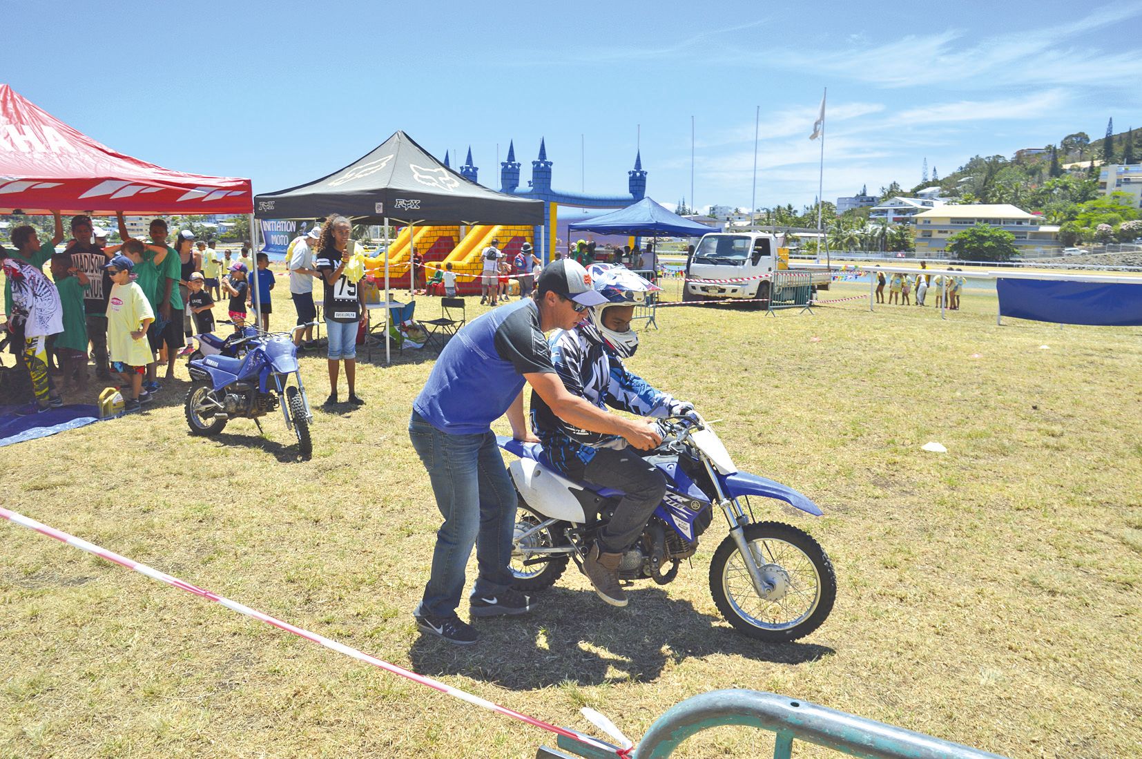 Patinoire, combat de sumo, manèges gonflables, en plus des épreuves du parcours, plusieurs animations étaient proposées. Celle qui a le plus intrigué les jeunes reste, sans surprise, le moto-cross. Après quelques conseils théoriques donnés par l’instructe