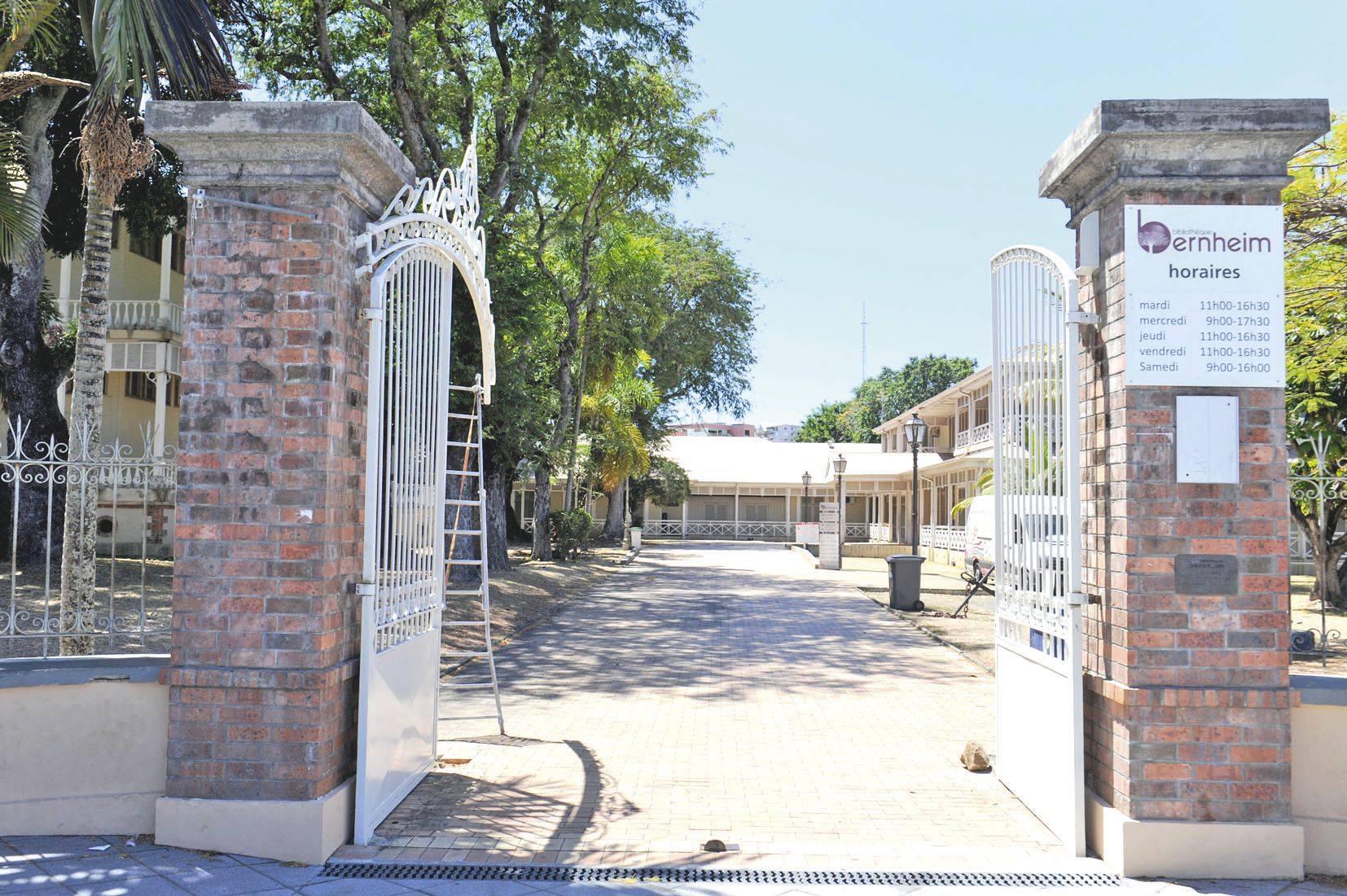 L’arche du portail de Bernheim a dû être partiellement  démontée, hier, pour laisser entrer les livres de la MLNC.