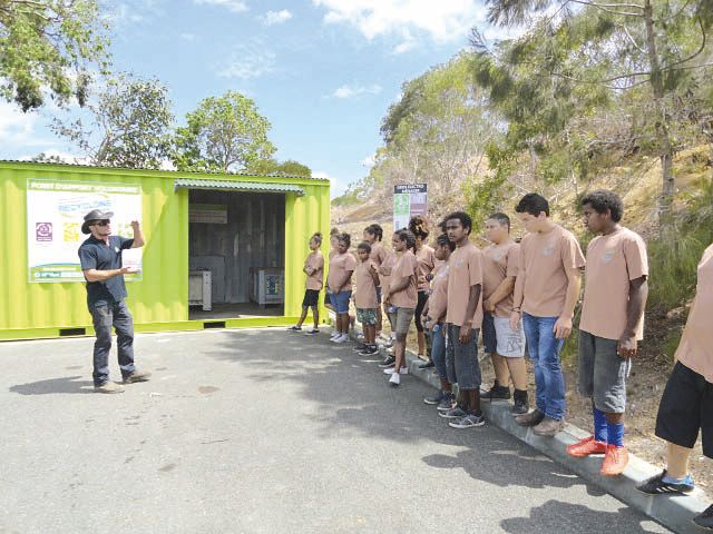 Mercredi après-midi, Erwan Couapault, chargé de mission au SIVM Sud pour la gestion des déchets, a animé la visite du centre de tri de Pocquereux au profit des internes.