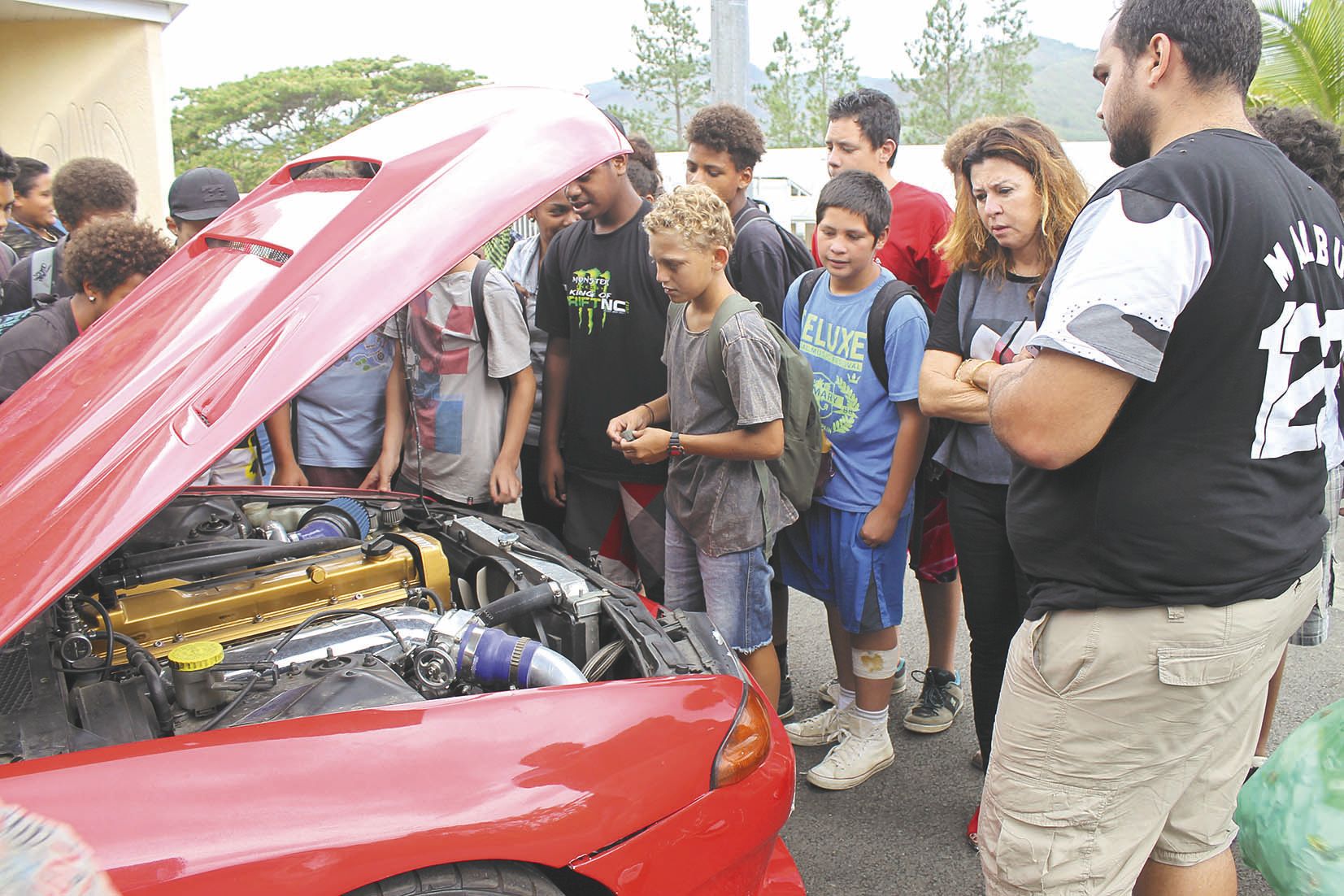 En salle, Bruno Capy, président de l’association de drift et représentant prévention routière du forum des motards, a sensibilisé les jeunes sur le port du casque, de vêtements de sécurité à moto… Sur le parking, Gabriel Hernu, pilote venu avec son bolide