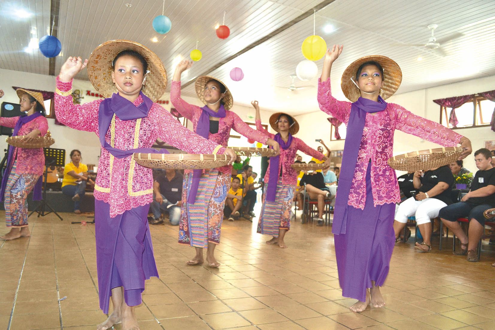 Anne-Laure Paiman a appris à d’autres filles de la famille  la danse du café, référence à leurs origines de Hienghène.