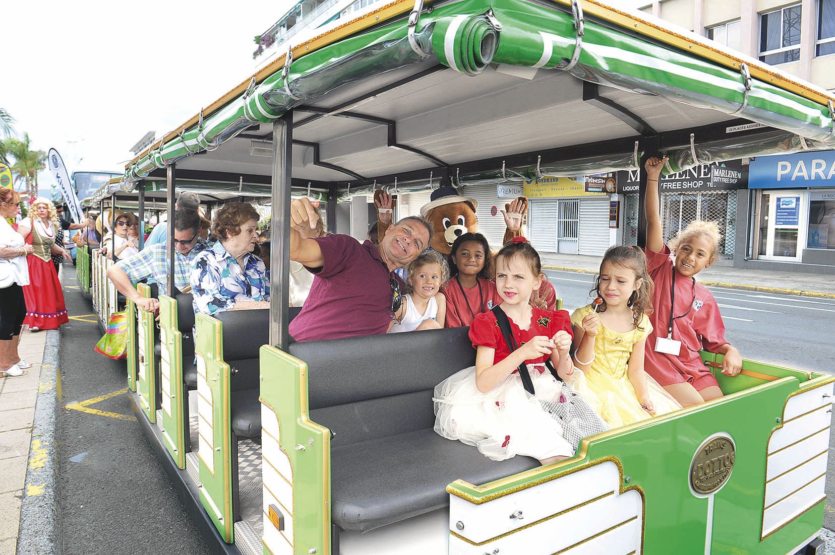 Le Kiwanis a organisé, hier matin, dans le cadre de la Journée des droits de l’enfant, une promenade en petit train autour  des baies, avec une pause au parc de jeux du Ouen Toro pour partager un goûter.