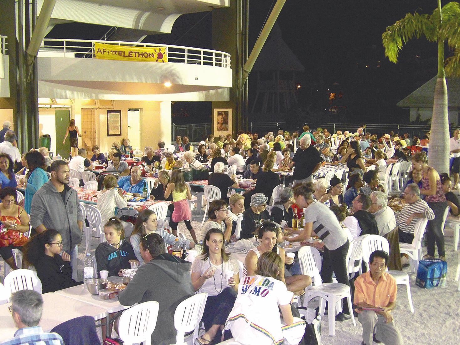 Organisée par le Lions Club Mont-Dore Déliciosa, la 11e édition des Tables de l’amitié a eu lieu à l’hippodrome Henry-Milliard samedi soir. Plus de 800 personnes ont partagé ce moment pour la bonne cause dont les bénéfices sont reversés au Téléthon. La Ba