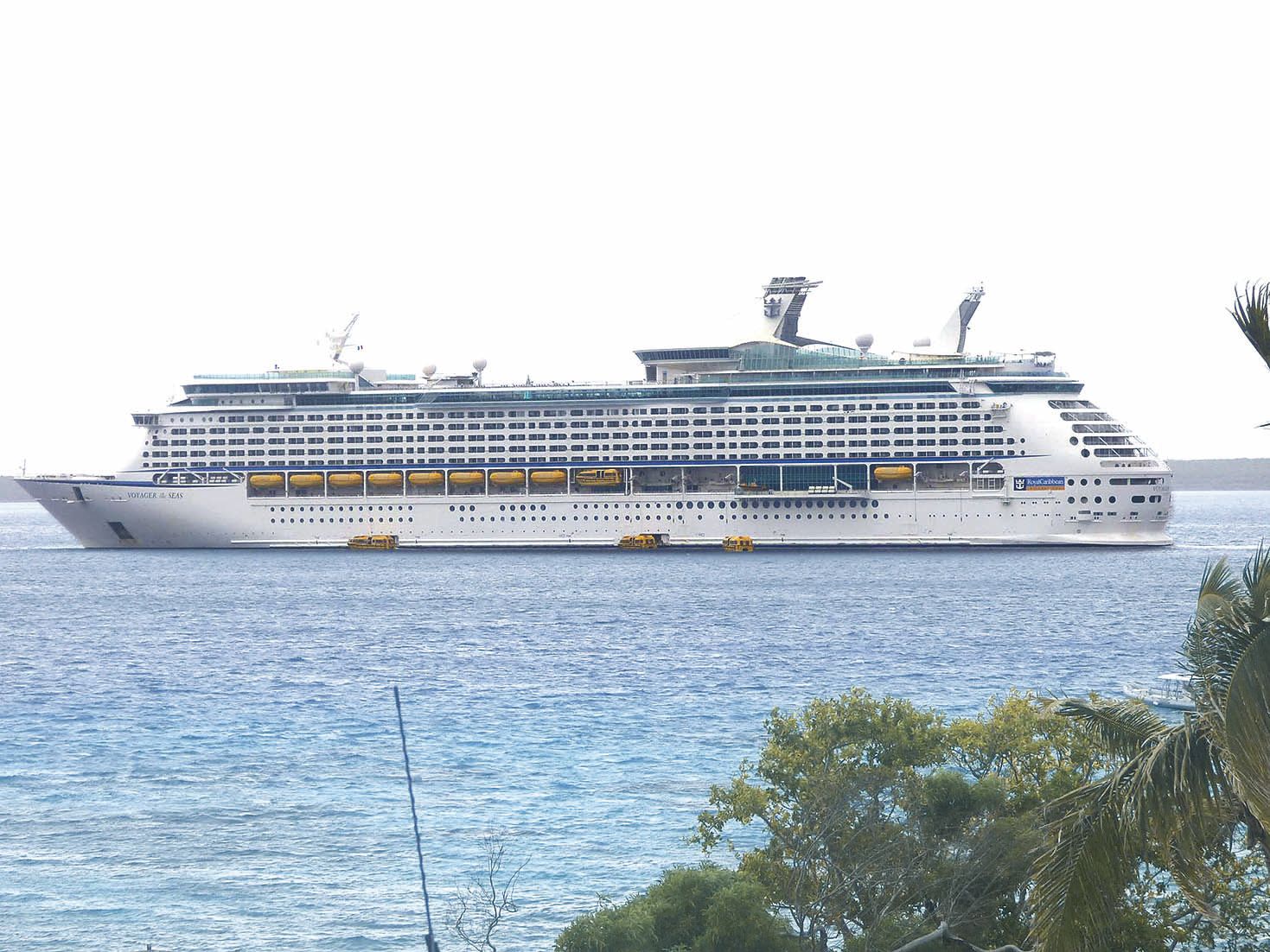 Samedi, dès 7 heures, le bateau de croisière Voyager of the Seas a mouillé en baie d’Easo. Le navire mesure 311 mètres de long et 48 mètres de large.