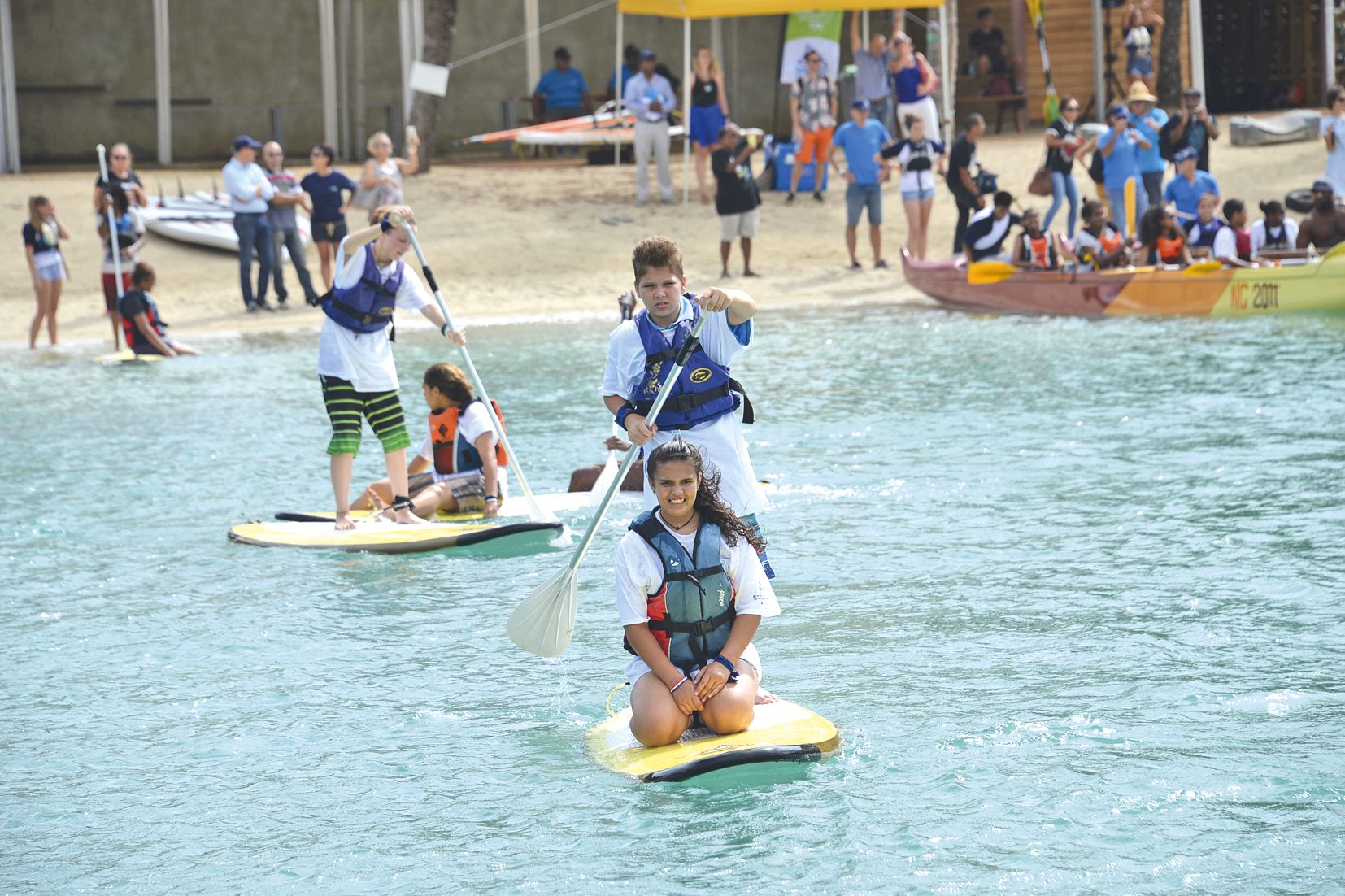 Parmi les activités sportives proposées, le paddle et le kayak, qu’a pu essayer Alhena, 16 ans, impressionnée par le champion. « C’est vrai qu’il est vraiment grand, c’est assez surprenant. » Alhena apprécie l’initiative. « C’est bien que des sportifs vie