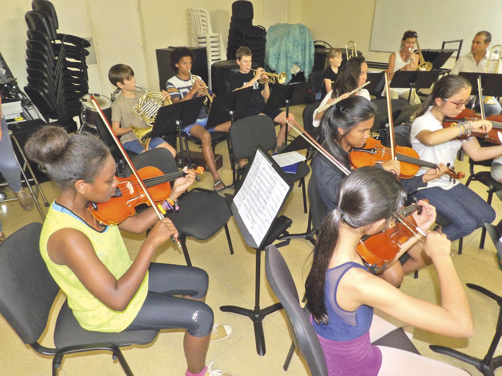 La pratique du violon, très prisée par les jeunes filles,  demande rigueur et concentration.