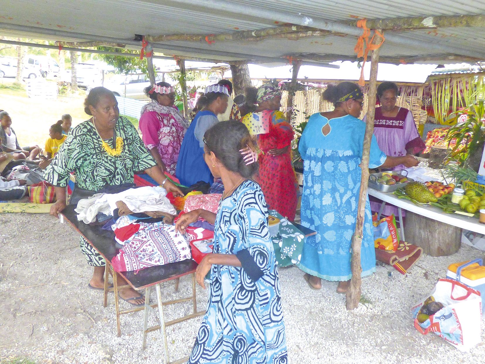 Dans les stands de restauration et de produits locaux, tout le monde s’affaire pour être prêt pour le repas du midi.