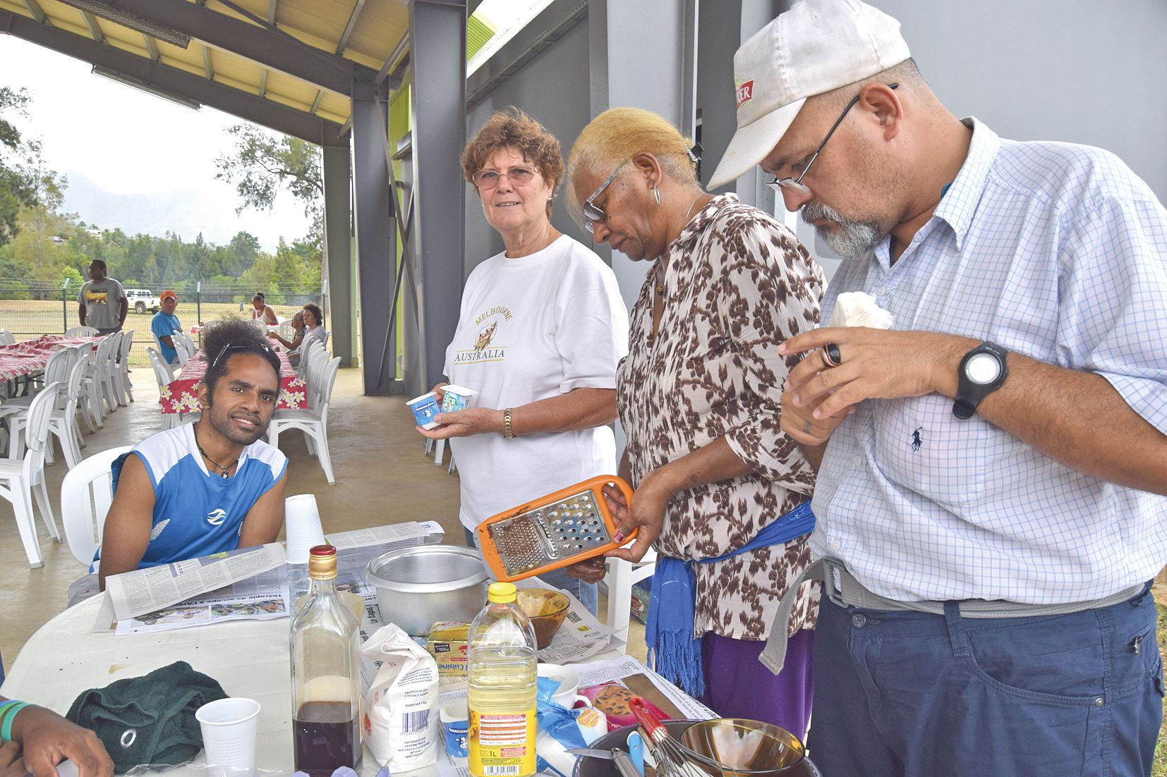 Kévin (à gauche) et ses camarades se sont occupés du dessert. Ils ont chacun confectionné un gâteau au yaourt. Dans l’après-midi, ils ont profité d’un DJ et d’un karaoké, avant de jouer à la tombola.