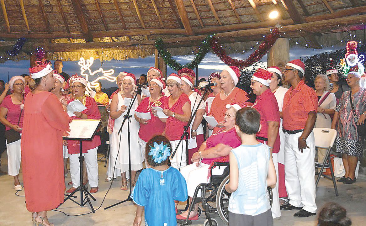 De nombreuses animations étaient proposées à l’occasion du lancement des illuminations. Parmi elles, la chorale Golden Mountain a entonné des chants de Noël sous la case des communautés.