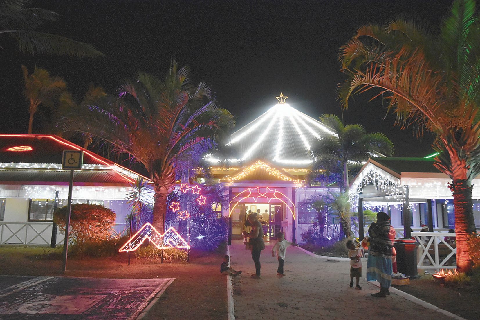 Les jardins de la mairie, où se trouvent la maison du père Noël et les vitrines, resteront accessibles tous les jours jusqu’à 22 heures, et ce jusqu’au 31 décembre. Les enfants pourront également venir déposer leur lettre au père Noël jusqu’au 23 décembre