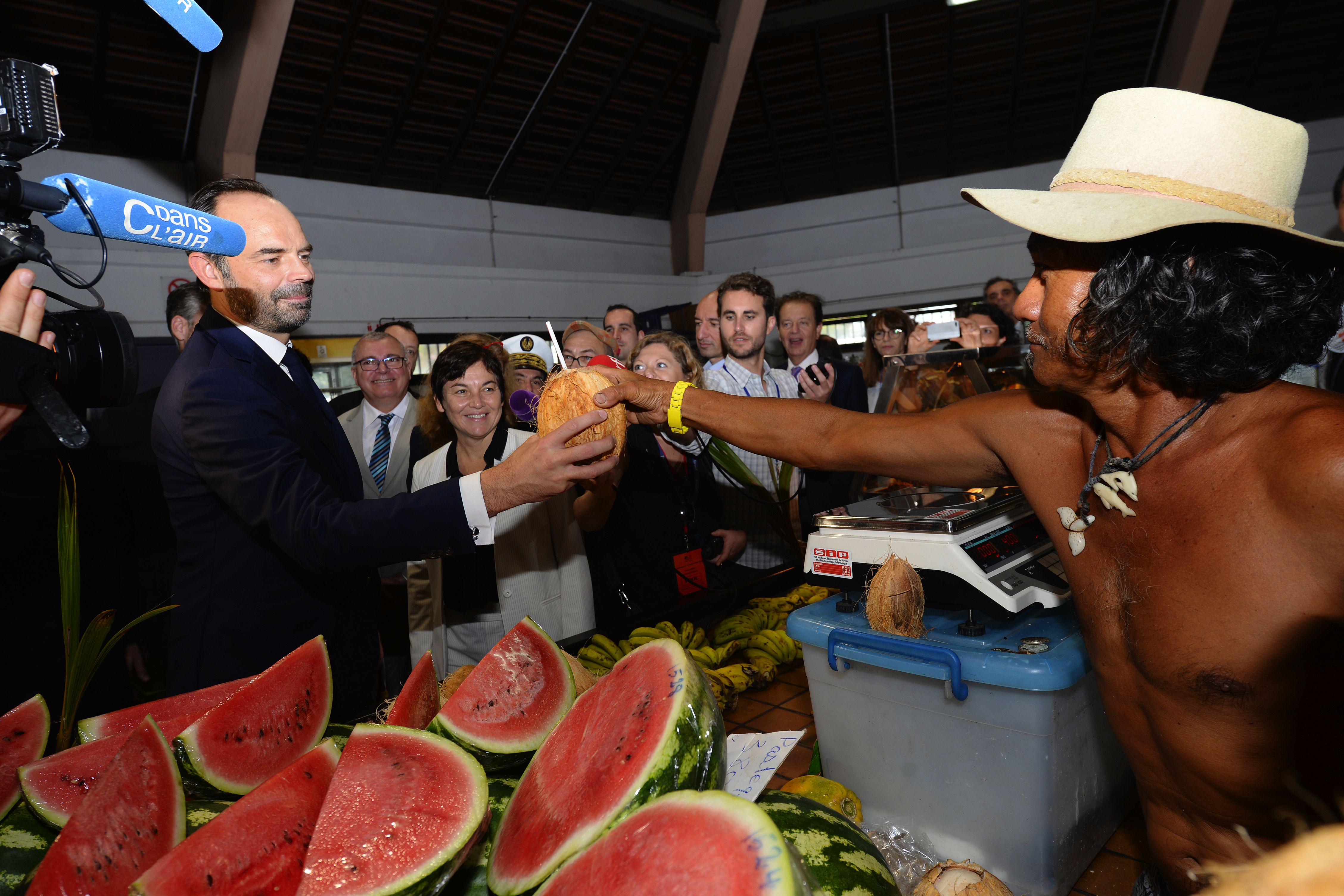 Après les honneurs militaires, Édouard Philippe a tout de suite pris contact avec la population en allant faire un tour au marché de Nouméa.