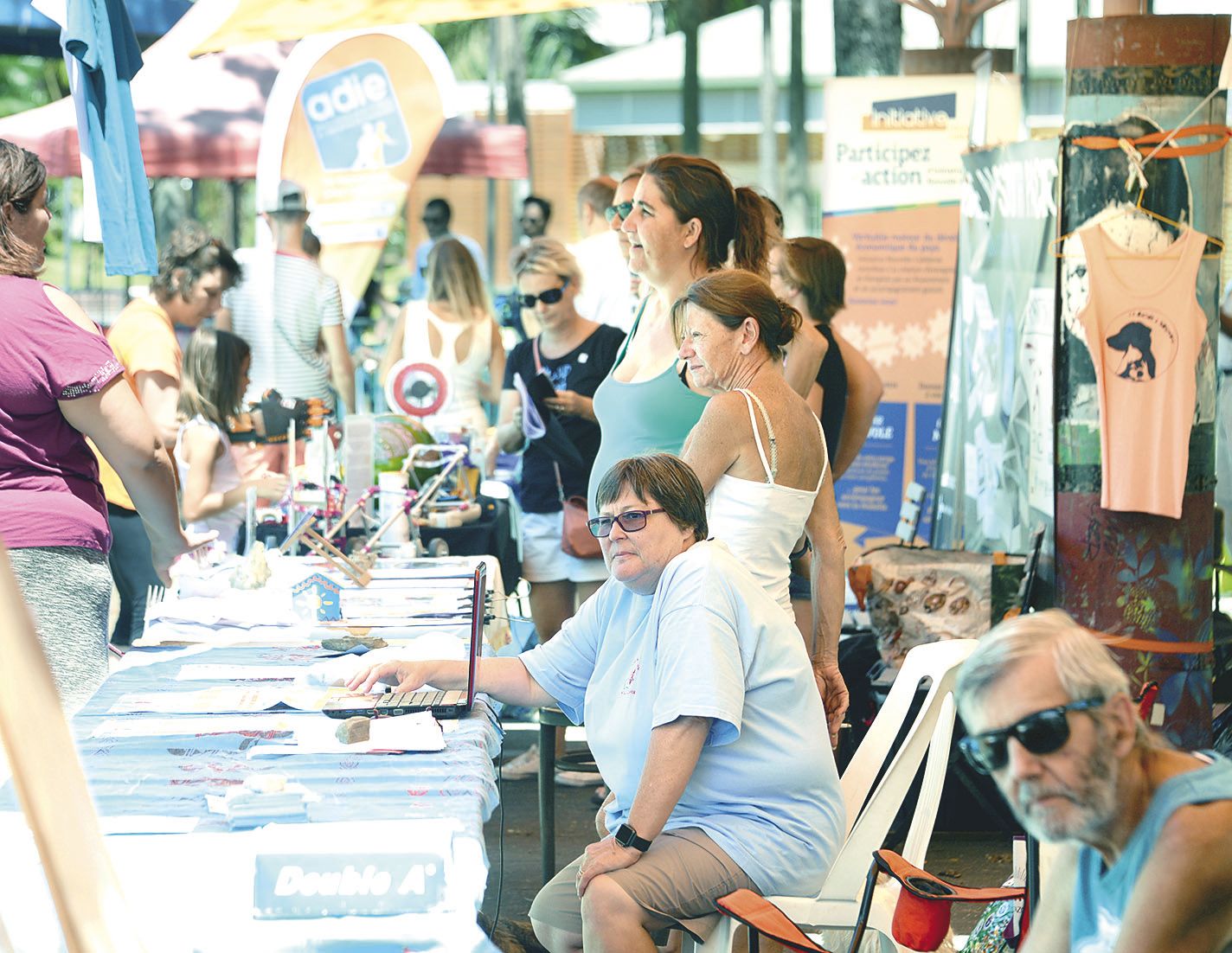 Le Dimanche en modes doux spécial « Journée du bénévolat » a animé la place de la Marne toute la journée dimanche, et ses abords, fermés comme d’habitude à la circulation pour laisser la place aux vélos, rollers et autres modes de déplacement dits « doux 