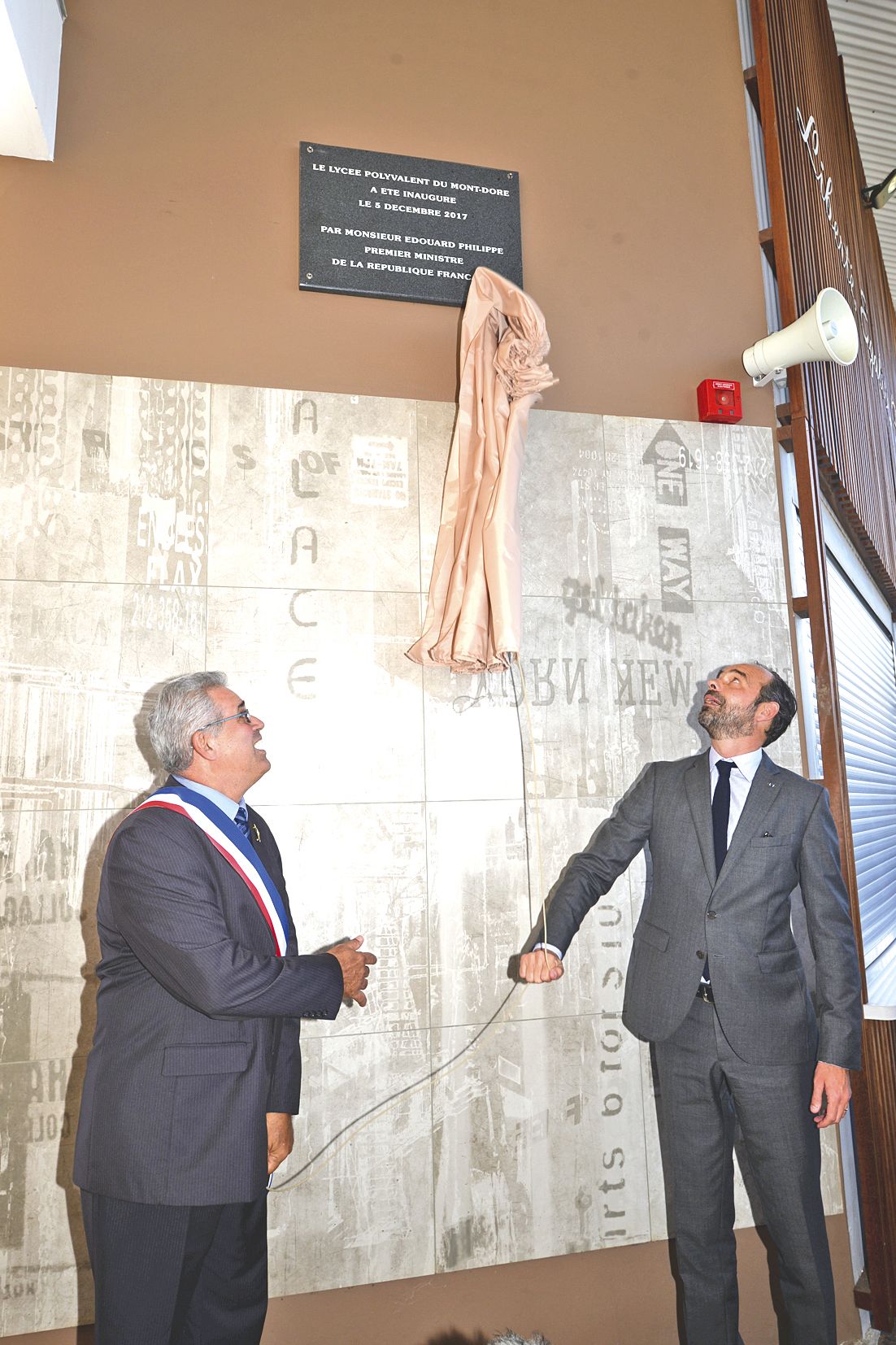 Éric Gay  et Édouard Philippe ont dévoilé la plaque qui officialise l’inauguration du lycée du Mont-Dore.