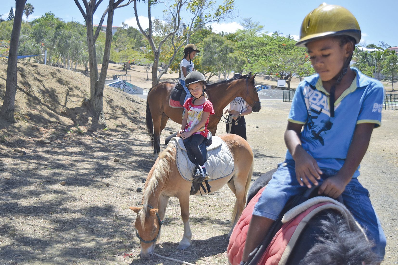 Rayley, Lou et Gabrielle ont chevauché les poneys de Marie Le Corre, accompagnatrice de balade à cheval. La dame est une habituée des centres aérés. Mais certains Dumbéens, eux, sont moins habitués à la présence de chevaux au parc de Koutio. Un coup de fi