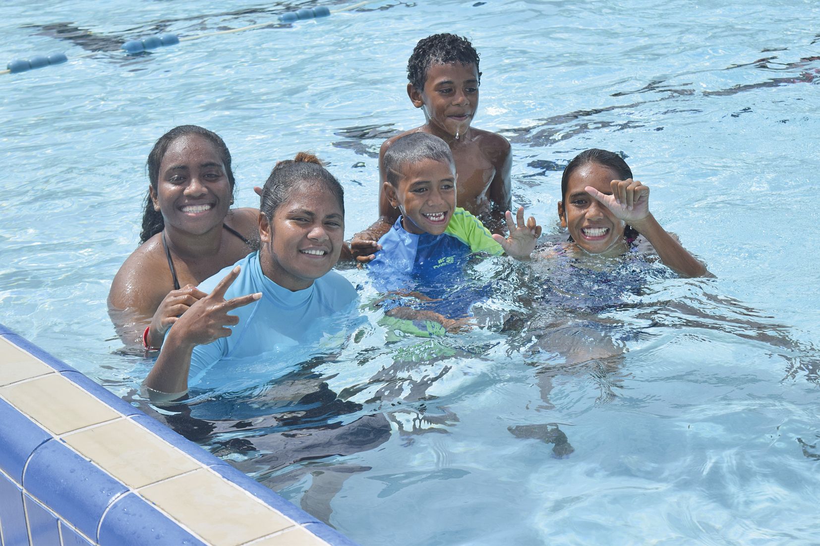 L’après-midi s’est déroulé à la piscine. La directrice du CS Dumbéa, Seerah, encadre  les bambins épaulée par Ursula et Pino, lesquelles n’hésitent pas à se mettre à l’eau.  À leur côté Rayley, Franck et Jonathane.