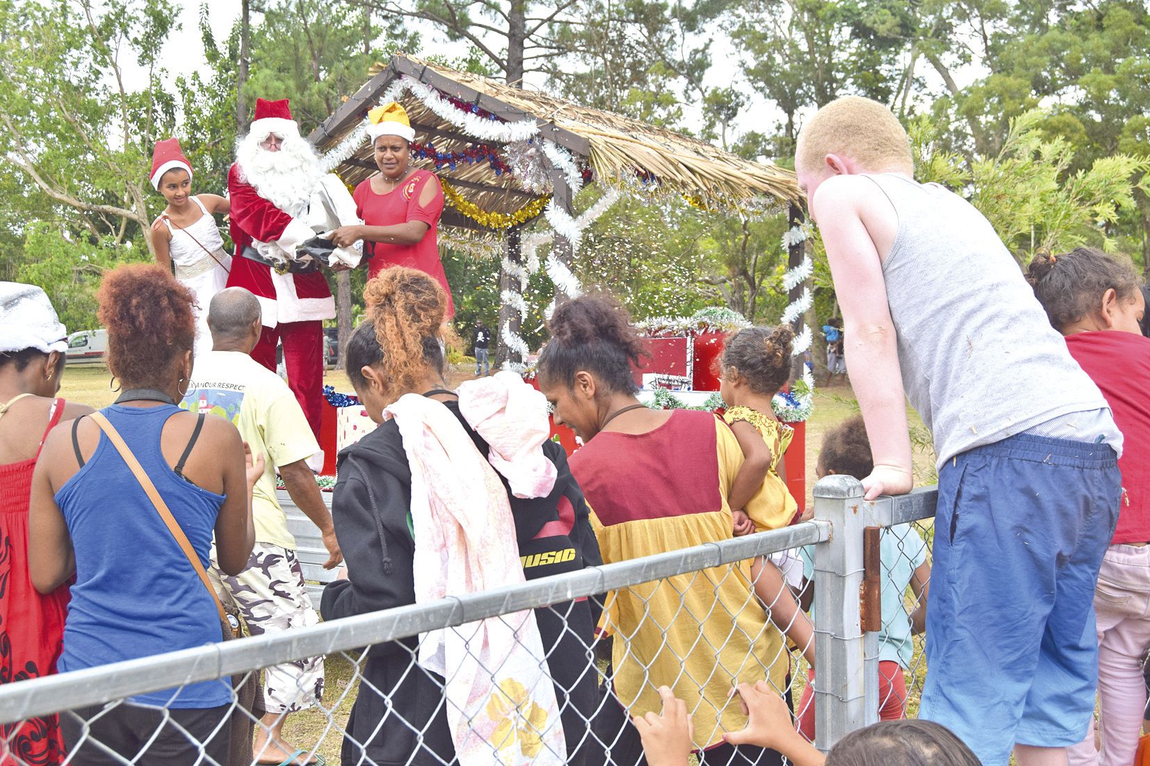 Après un passage à la tribu de Saint-Louis, la semaine dernière, le père Noël poursuit sa tournée des quartiers avec Plum, demain soir.