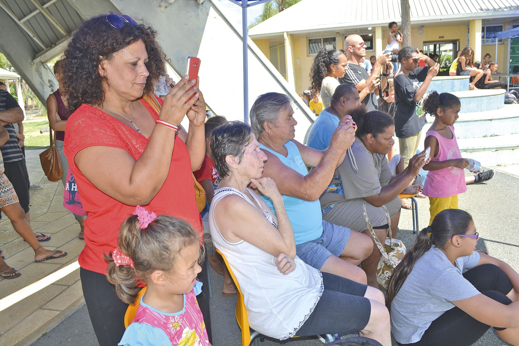 Les parents d’élèves sont venus nombreux à ce spectacle de fin d’année. Ils en ont profité aussi pour découvrir les photos et les films réalisés dans le cadre des voyages des élèves de 4e en Nouvelle-Zélande et au Vanuatu.