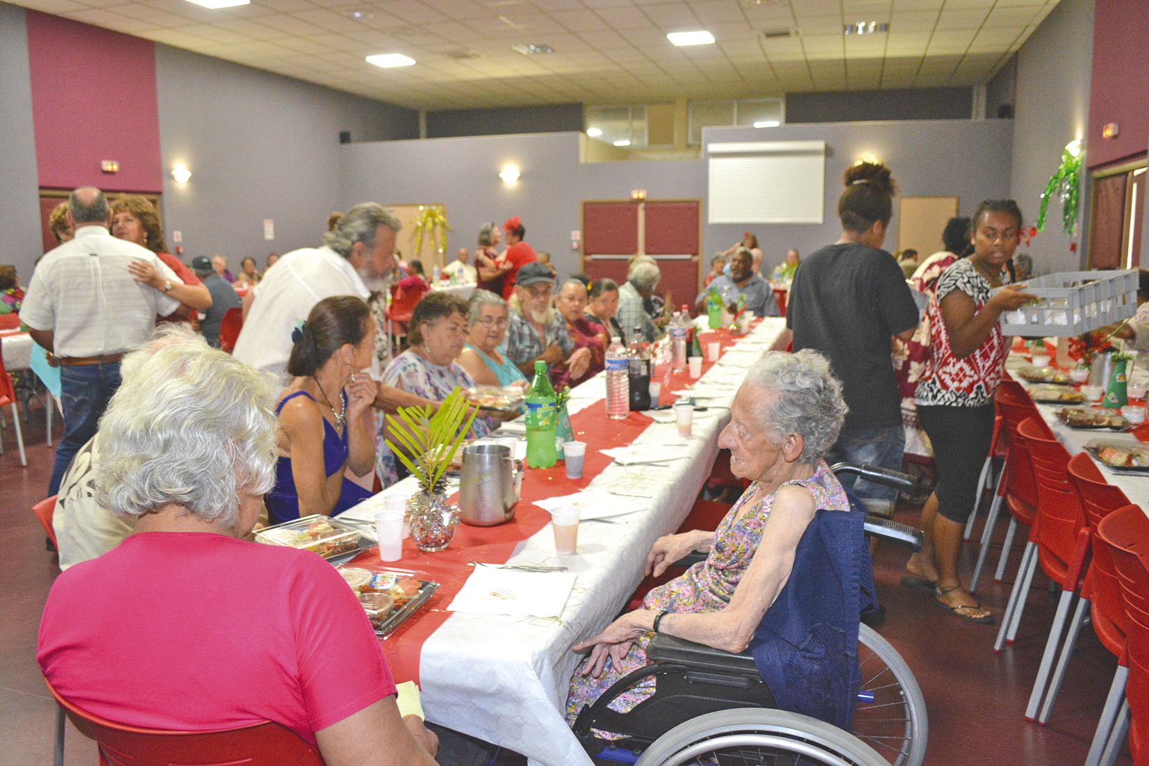 Le personnel du centre communal d’actions sociales s’est mobilisé sans compter pour servir le repas aux cent vingt convives présents.