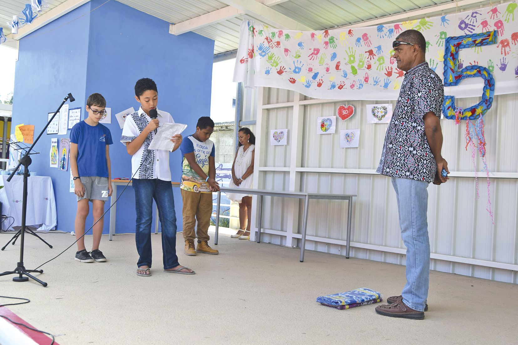 Les élèves ont procédé à une coutume avec Jean-Rock Pidjot, chef de la tribu de  La Conception, qui a rappelé l’importance de l’école pour la tribu. « Je lui souhaite  un joyeux anniversaire, et à dans cinquante ans ! », a-t-il lancé.