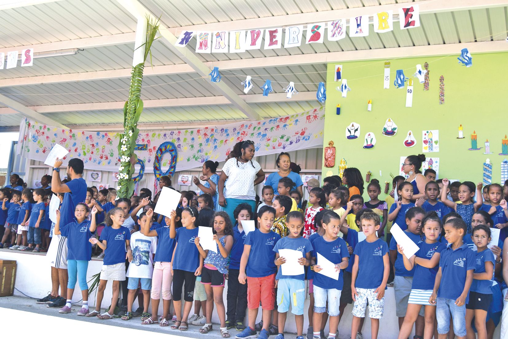 Pour fêter ses 50 ans, hier, l’école de Cluny s’était parée de blanc et de bleu. L’équipe enseignante et tous les élèves, de la maternelle au primaire, accompagnés des écoliers  de Saint-Louis, ont programmé différentes animations, comme une chanson compo