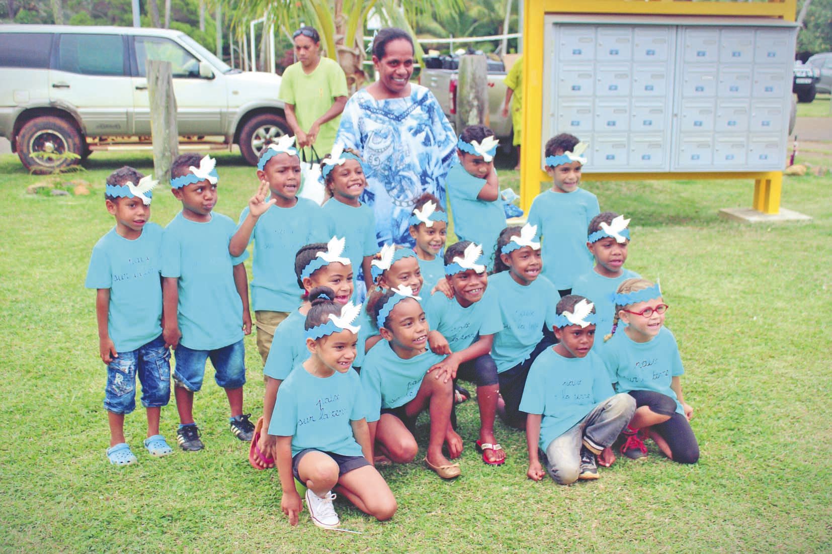 La section des moyens et des grands de l\'école de Waho a choisi de délivrer un message de paix.