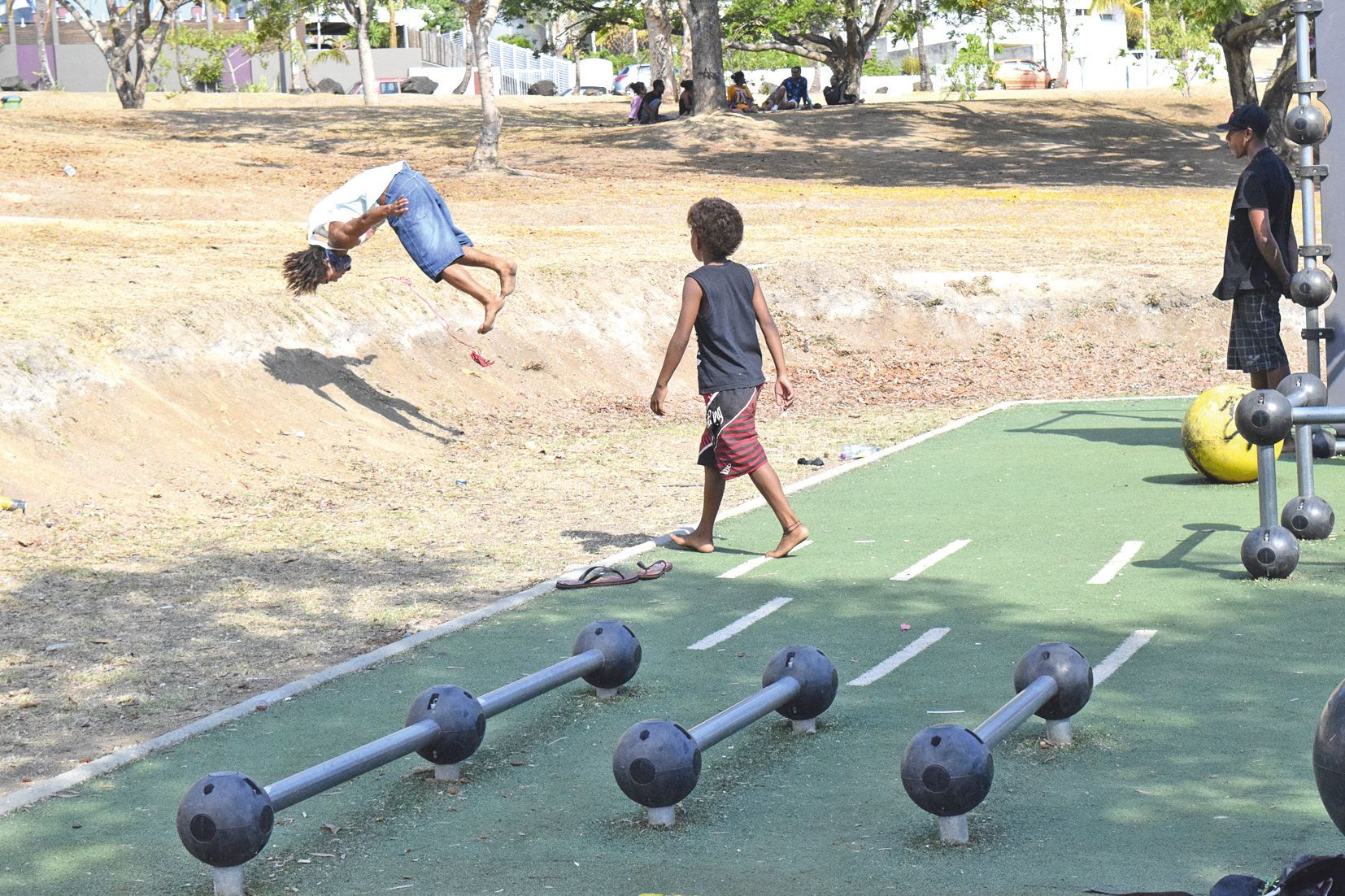 Alors que Resurrection Crew est davantage basée à Nouméa, le groupe d’arts du déplacement est très implanté à Dumbéa. La commune a installé un site pour le Freeruning, « Tu ne restes que sur un spot, et tu improvises », résume Zacharie Hnawang, membre des