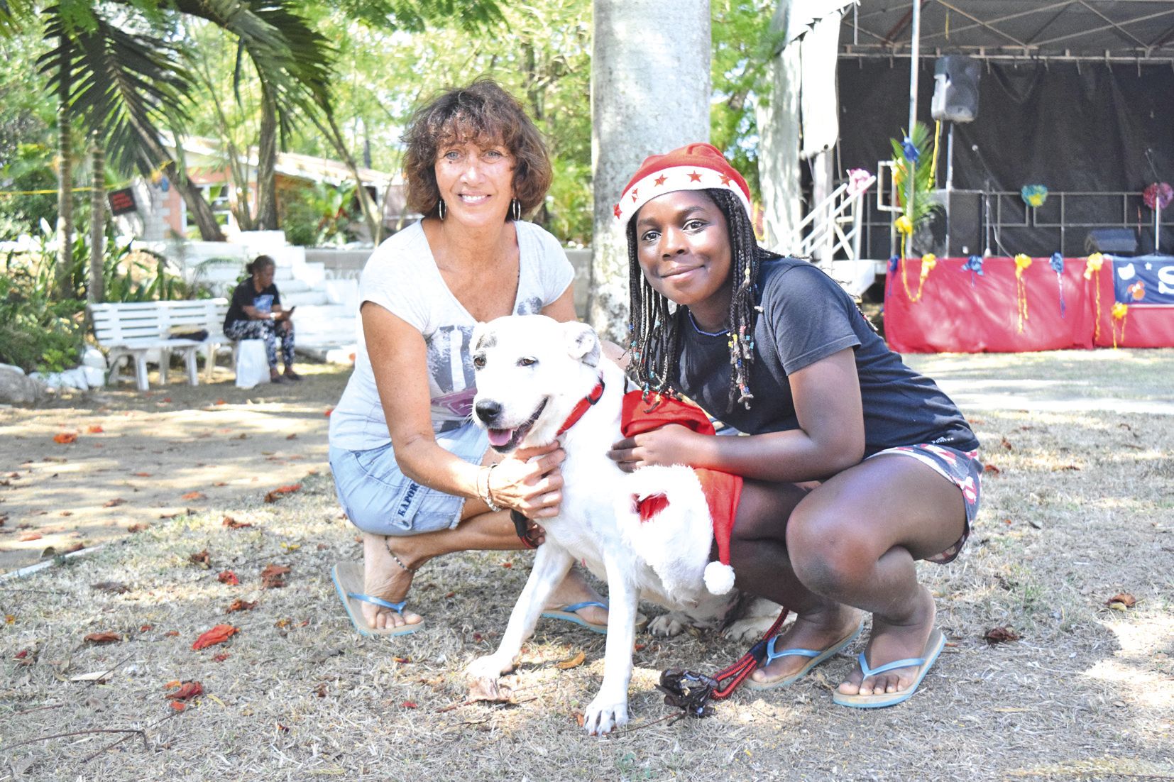 Françoise et sa fille Wilmar encadrent leur chienne Rosabel. L’animal a été durant longtemps la plus vieille protégée de la Spanc, y résidant plus de deux ans. Puis elle a trouvé Françoise et Wilmar, mais celles-cirepartent en France. « Le billet d’avion 