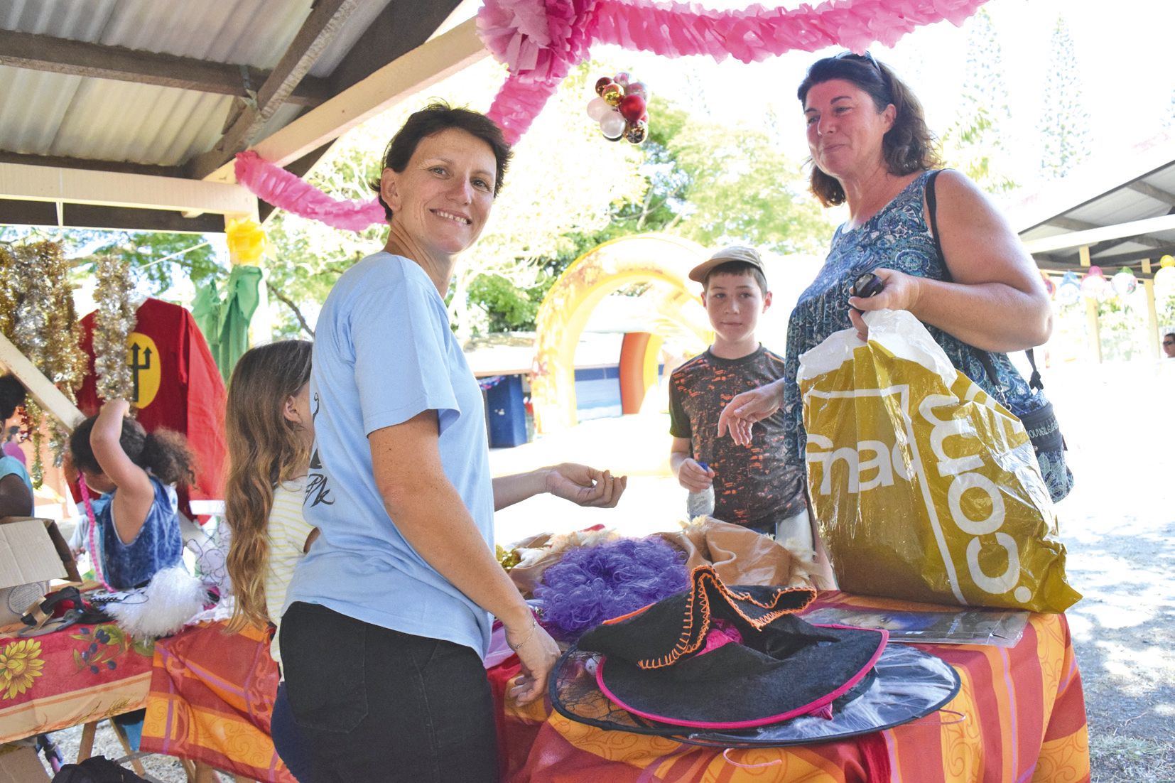 Un concours de déguisement était prévu pour les enfants. Et les bénévoles avaient pensé à tout, même à mettre en vente des costumes d’occasion à des prix dérisoires.