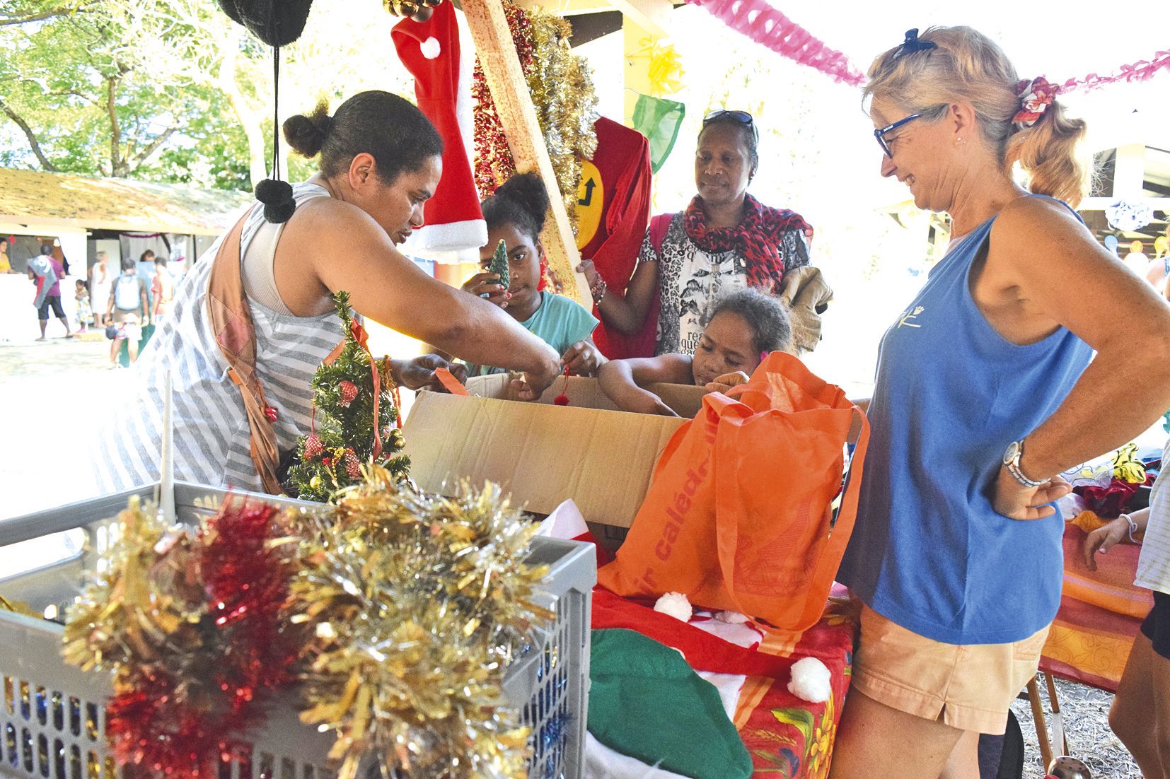 Le Noël de la Spanc est connu des chineurs. S’y trouvent toujours des stands de vaisselle, de chaussures, de jouets,d’accessoires pour animaux, de livres, mais aussi de décorations de Noël. Ou comment donner un air de fête à sa maison sans se ruiner.