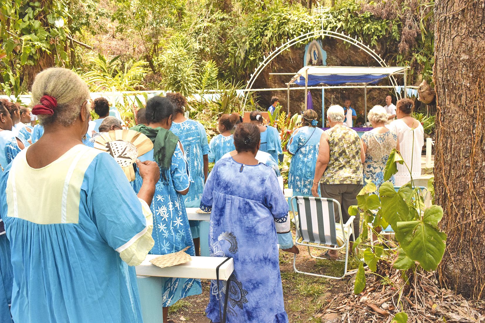 Les femmes de la tribu de Bangou étaient habillées en bleu et blanc, les couleurs de Marie, et tout le site était décoré dans ces mêmes tons.