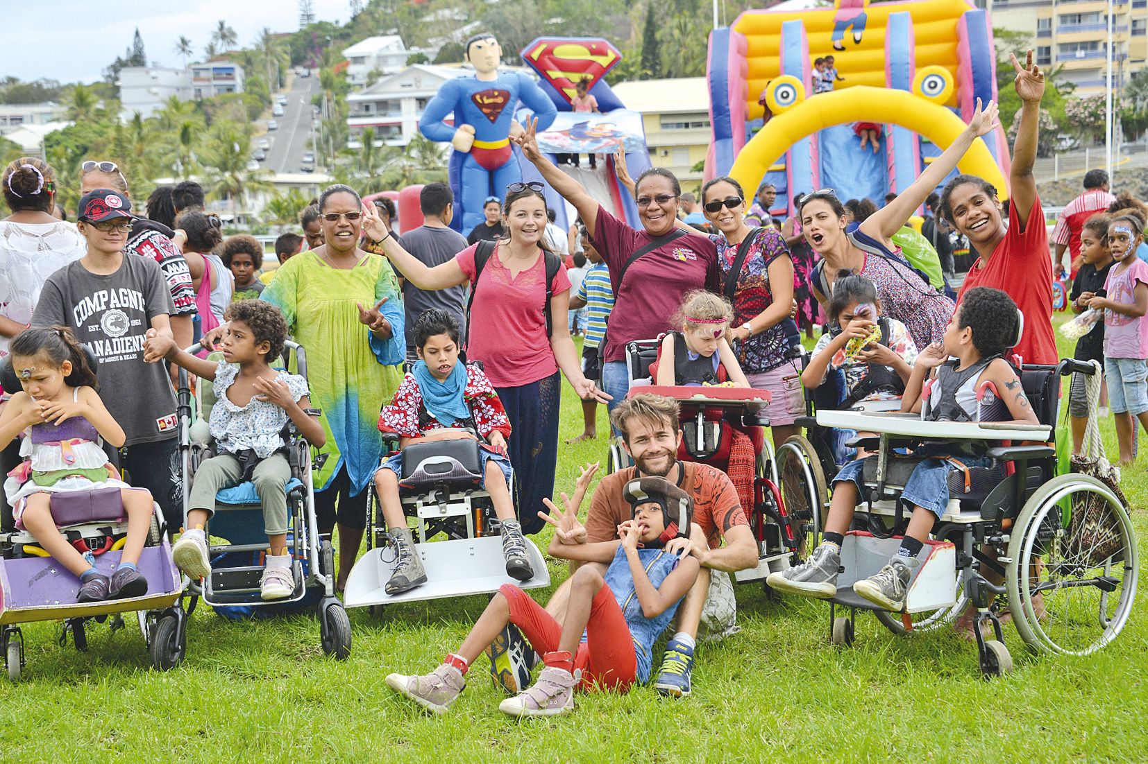 Une quarantaine de jeunes handicapés de différentes structures, choisis par le Collectif handicaps NC, étaient également de la fête. Leurs lettres au père Noël, comme toutes les autres, seront déposées dans la boîte installée au pied du sapin de la place 