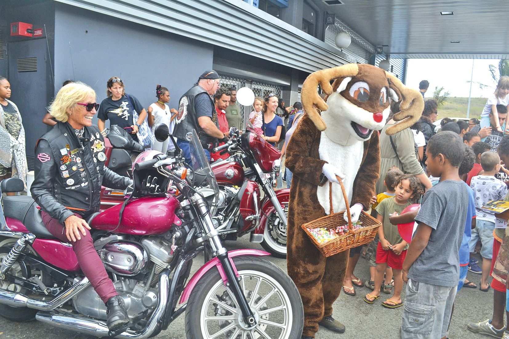 Avec son renne Rudolph, le père Noël a été escorté par un groupe de motards. A noter  que ce binôme continuera sa distribution de bonbons dans Kenu-In jusqu’au 24 décembre.