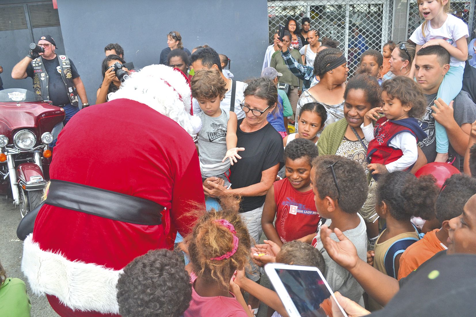 Le centre commercial organisait également, hier après-midi, la visite du père Noël, chargé de bonbons. Rendez-vous qui a attiré une foule d’enfants impatients.