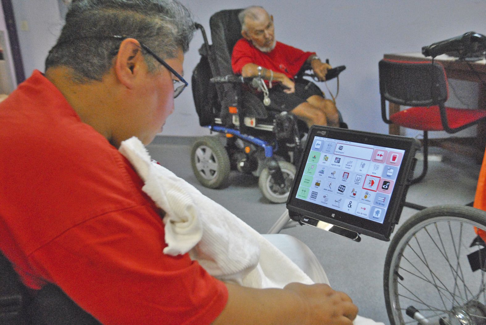 Karen, elle, utilise une tablette fixée à son fauteuil qu’elle contrôle par ses mouvements oculaires.