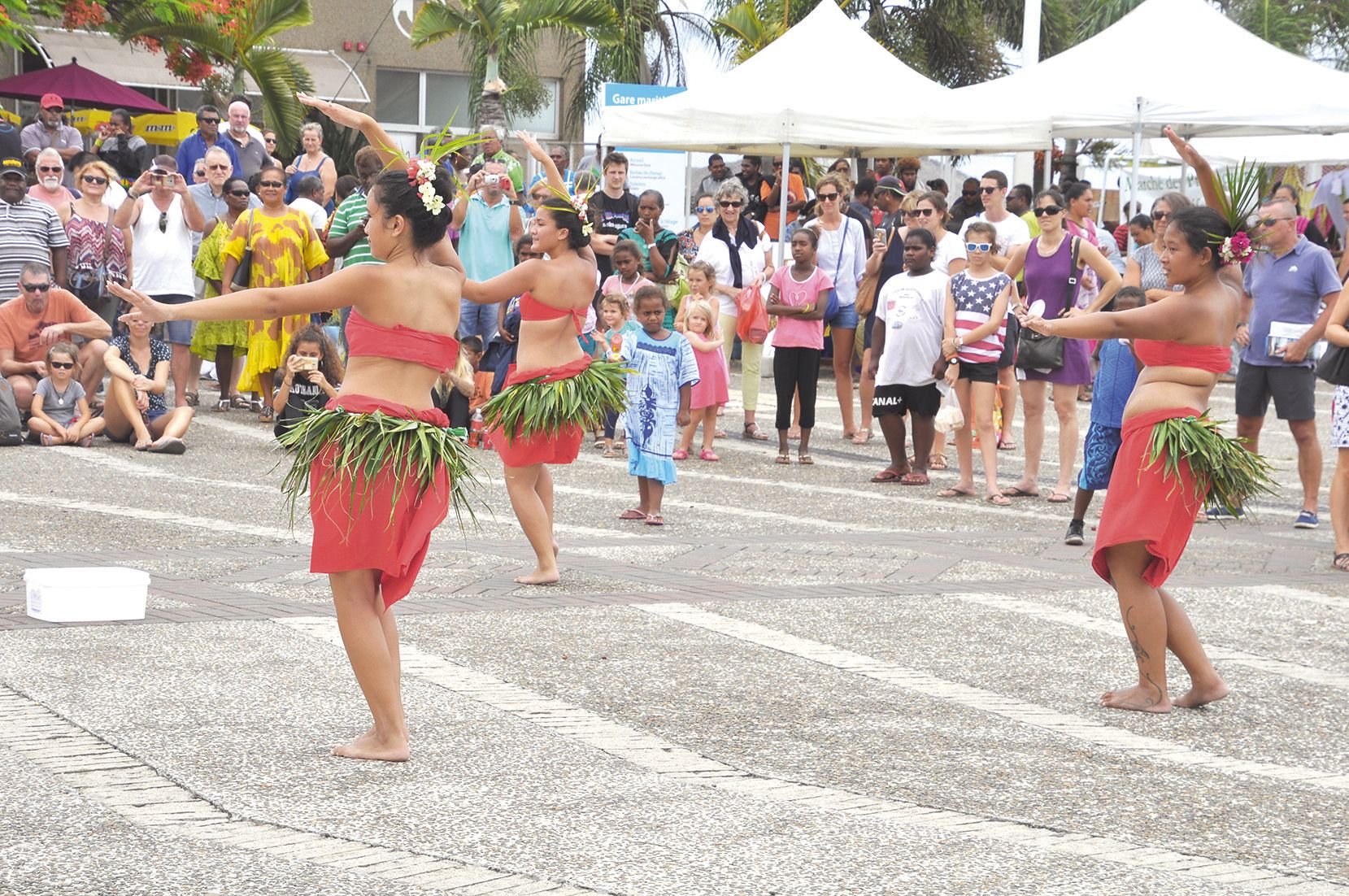 Le slameur de Lifou, Rémy Hnaije, sélectionné pour le prochain Festival des arts du Pacifique, a surpris les spectateurs en démarrant son spectacle parmi eux, impressionnant les plus jeunes par sa fougue.