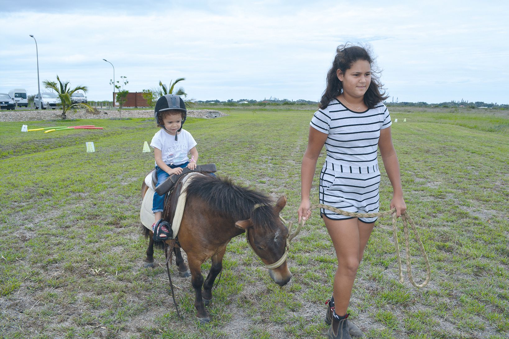 Grâce à la présence sur le site du centre équestre de Bourail, les petits comme Louane,  3 ans (notre photo), ont pu faire une balade autour de la maison de Déva.