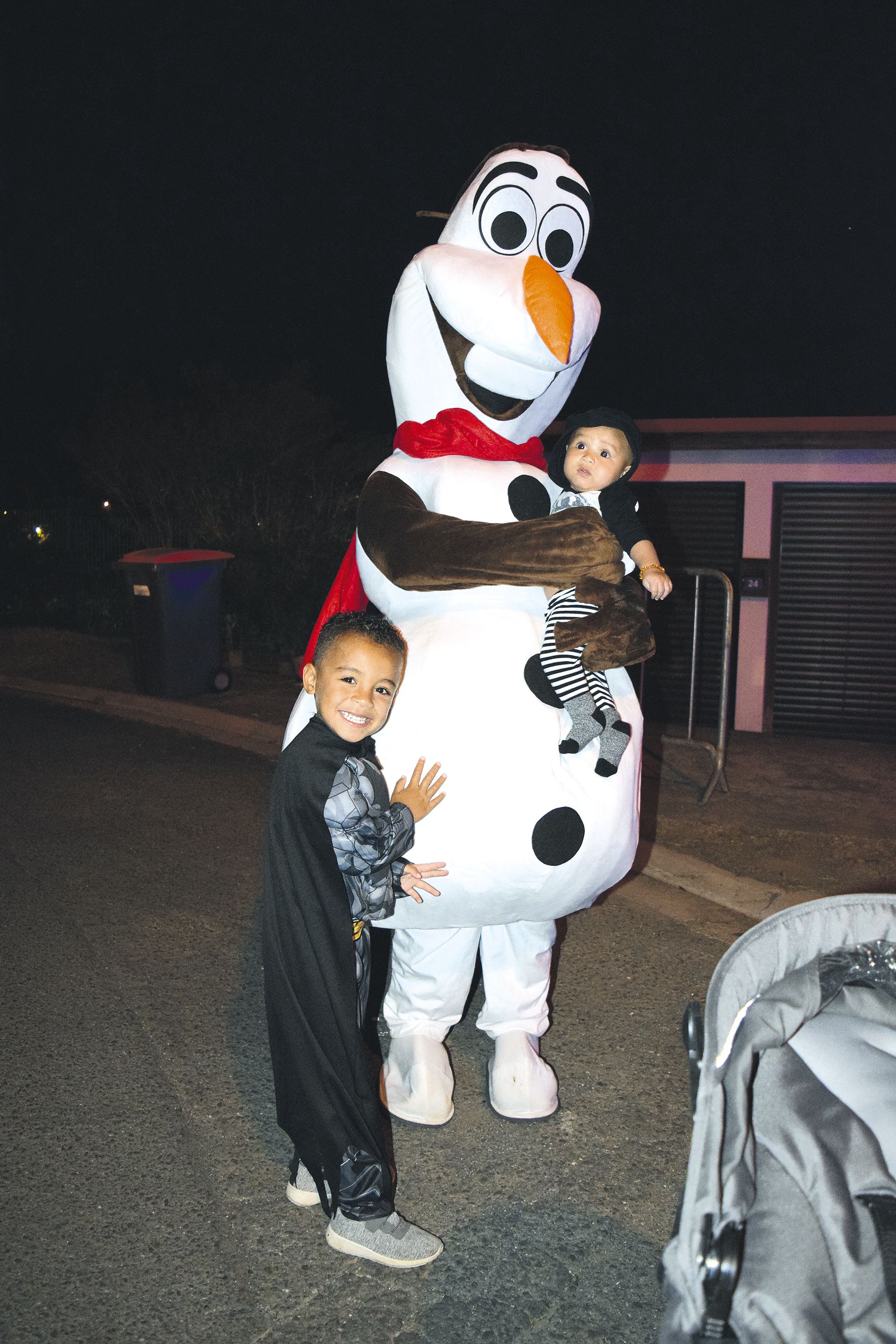 Ayden, 4 ans et son petit frère R’anui, 4 mois, dans les bras d’Olaf, personnage de la Reine des neiges.