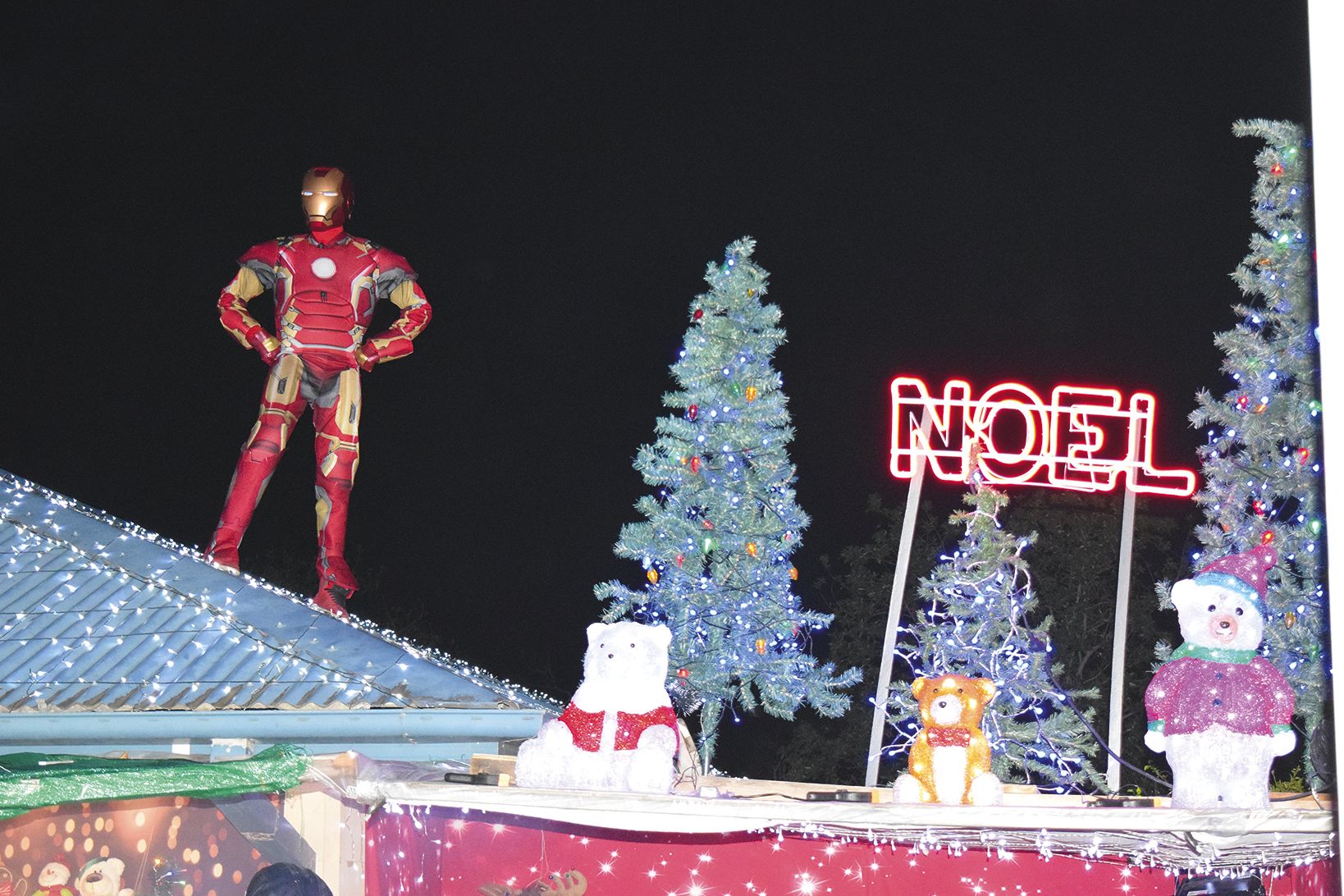 L’arrivée d’Iron Man sur le toit de la maison de Sylvain et Sébastien a fait son effet lundi soir. La maison propose toujours des décorations de Noël, mais ce qui plaît vraiment aux visiteurs, ce sont les personnages avec lesquels ils peuvent prendre des 