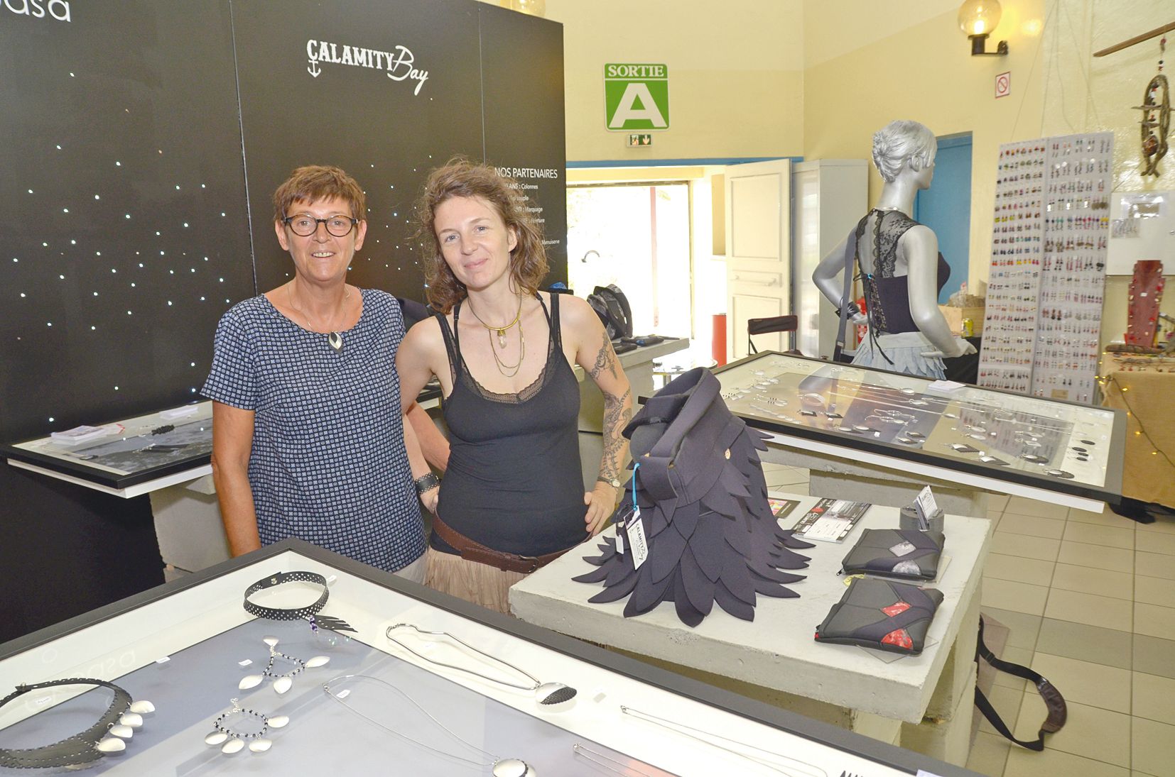 Les bijoux en chambre à air et canette de Catherine Thomas (Ckoasa) et les accessoires en néoprène d’Alix Jouxtel (Calamity bay couture) se partagent un stand.