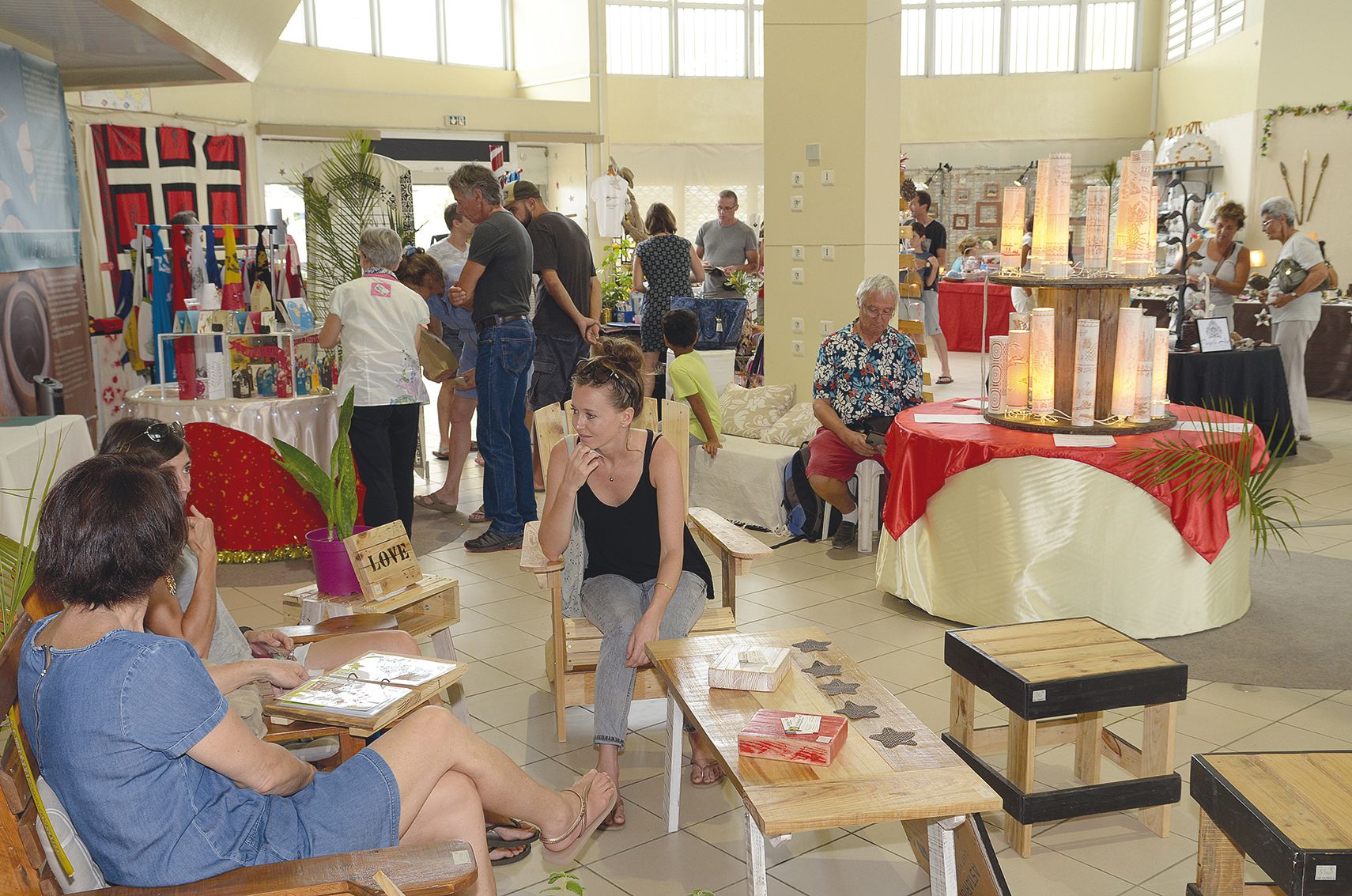 Le public peut se reposer dans l’espace détente, composés de meubles en palettes réalisés par l’entreprise Eco Design NC. Et éclairé par des lampes en PVC décorées au laser avec des motifs inspirés de bambous gravés.