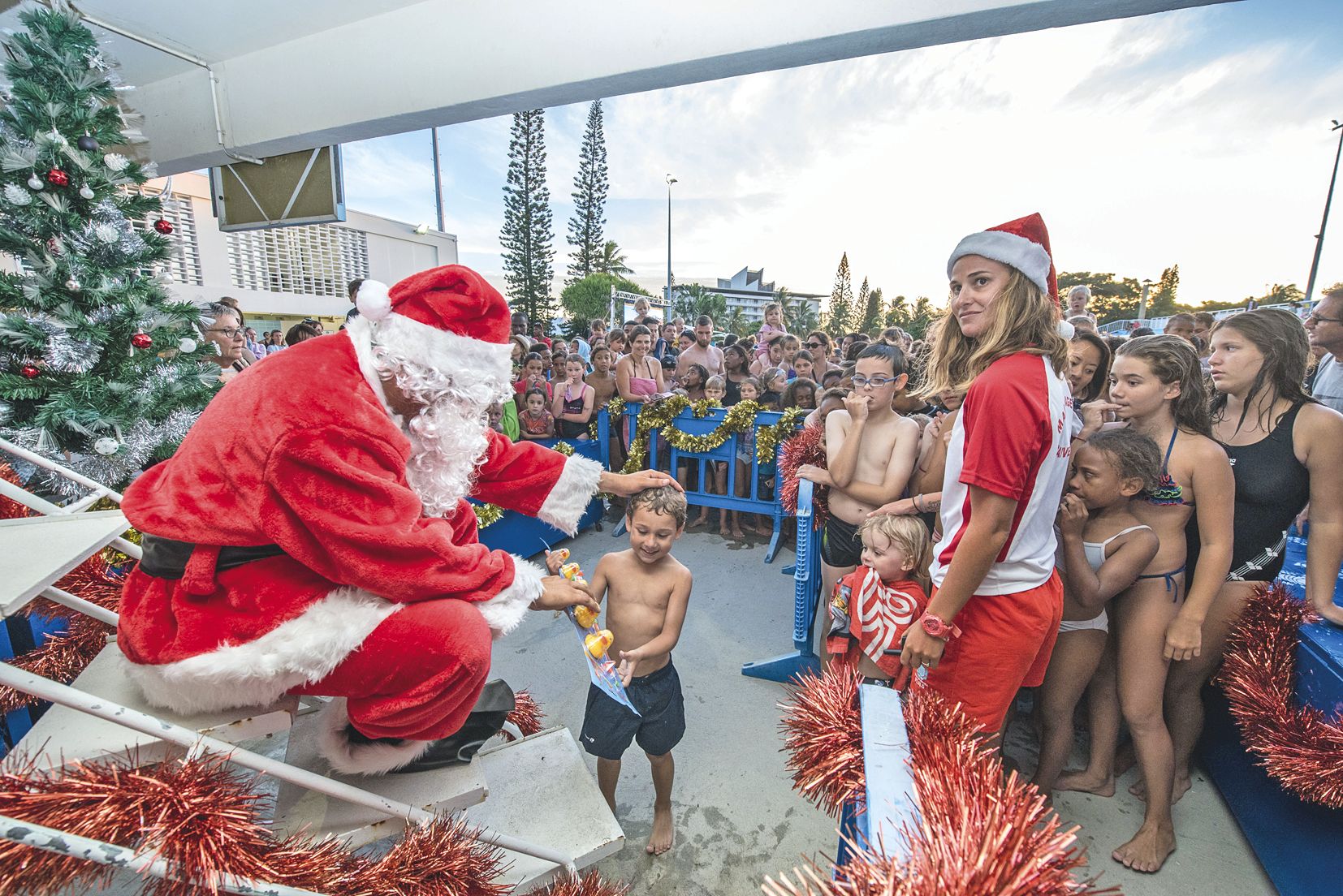 Le père Noël a assuré la distribution des cadeaux. Il y en avait pour tous les âges.  « L’année dernière, on avait eu une fréquentation record, poursuit Mathieu Gonzales, avec 700 personnes contre 400 lors de la première édition, et on avait manqué de cad