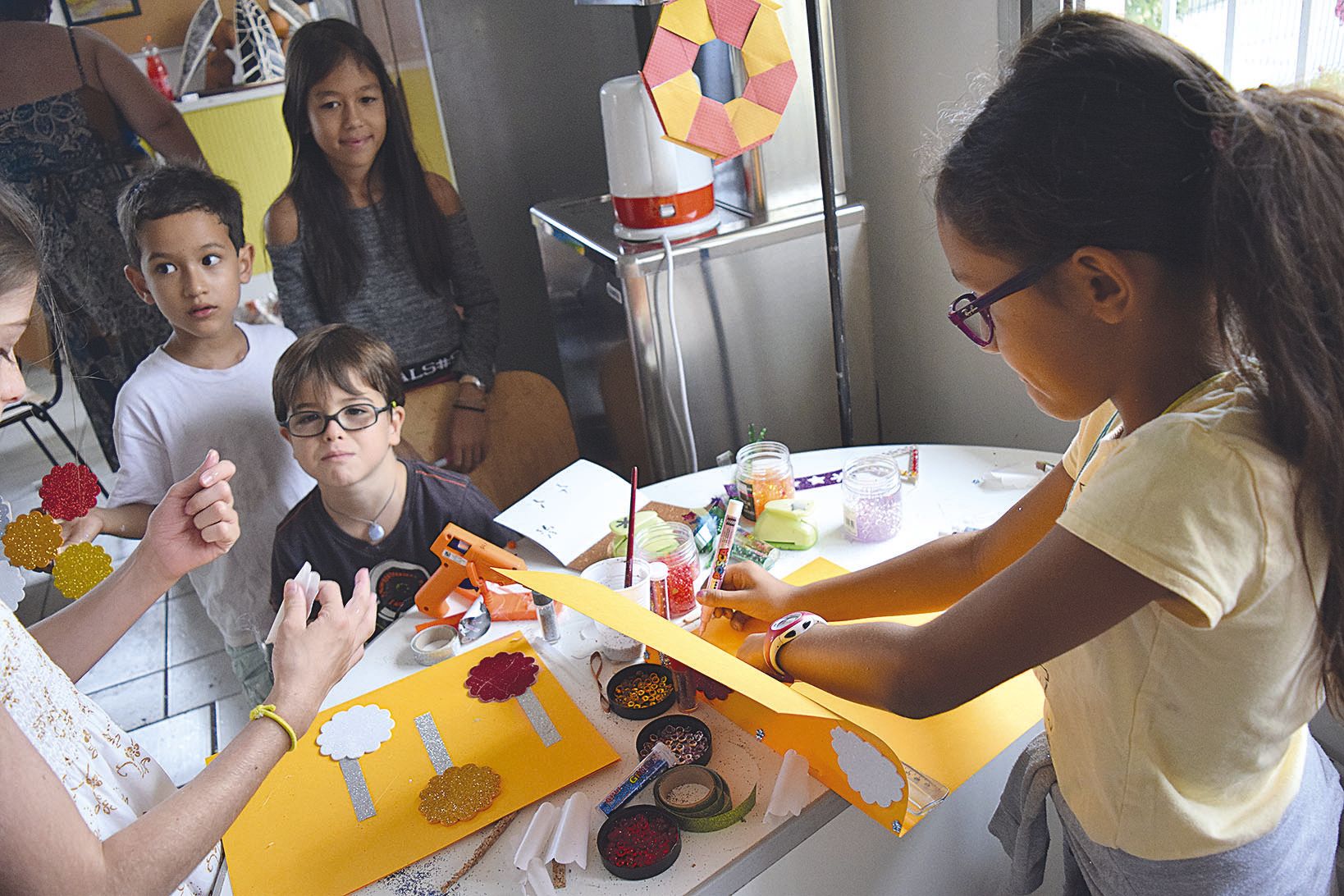 À Dumbéa, la mairie proposait des ateliers gratuits à la Villa des arts. Maëva, 8 ans, est installée à l’atelier pistolet à colle. « Je fabrique un journal », explique la jeune fille.  En face, Aaron, 6 ans, a construit « un drone de Noël » !