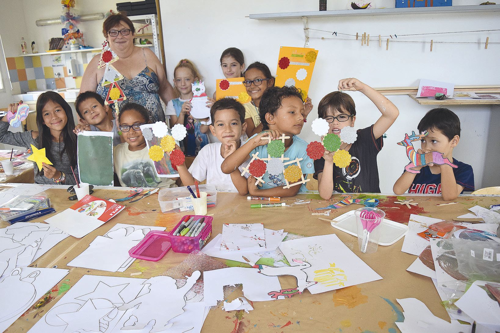 Hier matin, dix enfants ont participé à l’atelier de Patricia, de Mille pattes pour patouiller, à la Villa des arts. Les paillettes étaient de sortie et « ils adorent ça, les garçons comme les filles ! », souffle l’animatrice. Nathan, 5 ans et demi, a, qu