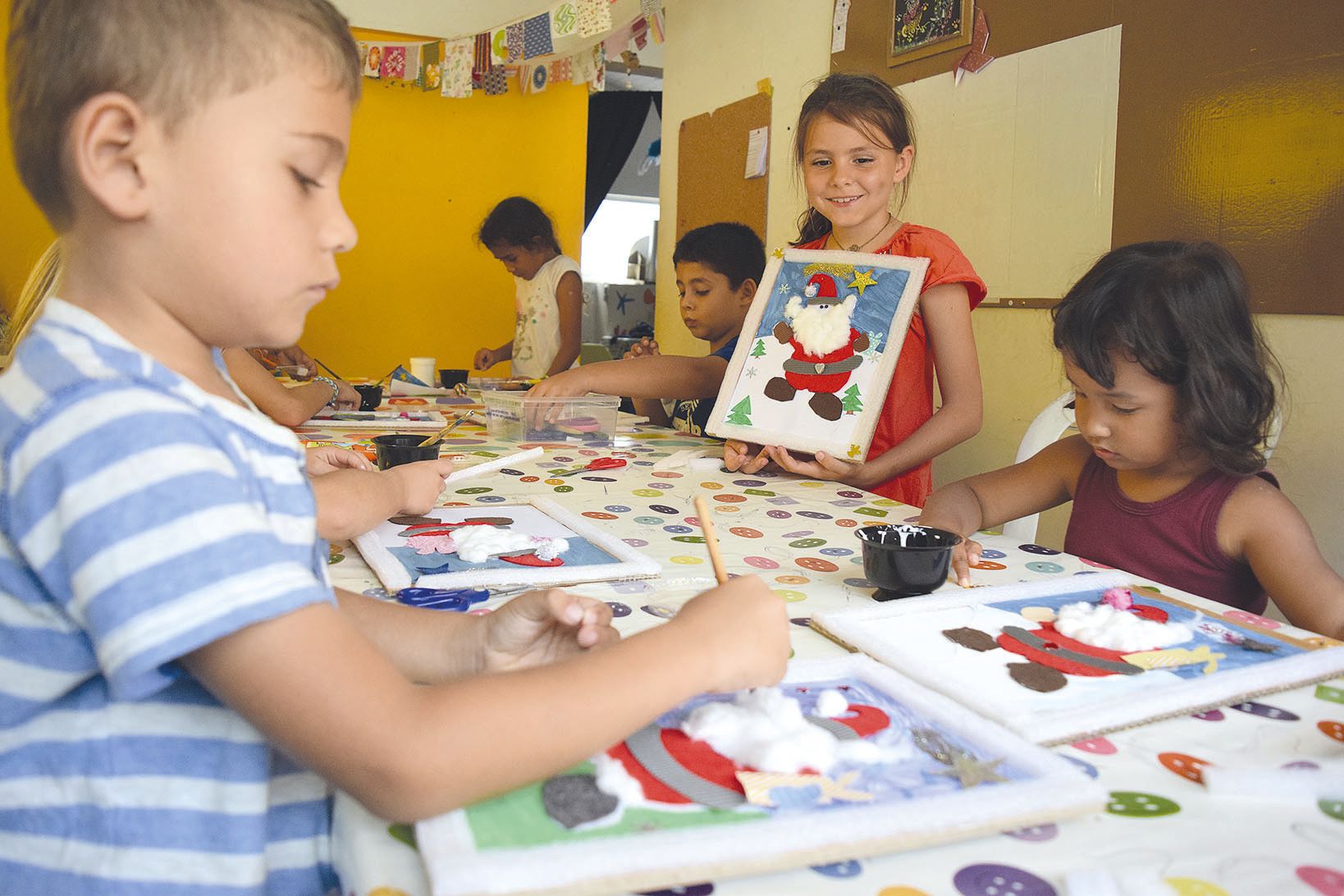 Cameron et Mila, les benjamins de la classe, du haut de leurs 4 ans, sont très appliqués. Héléna, « presque 9 ans », semble fière de son tableau, qu’elle expose gaiement.