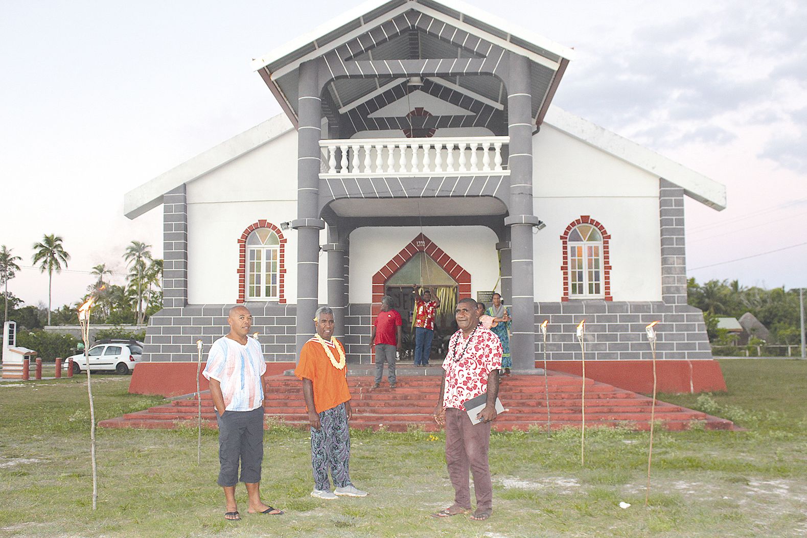 A la paroisse de Siloam à Lifou, les fidèles ont été  accuellis par des flambeaux à l’entrée du temple.