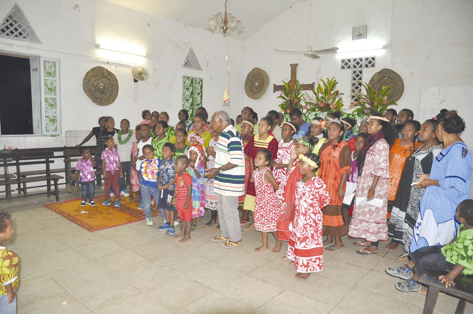 A la paroisse de Ténane-Thogone, à Maré, l\'école du dimanche et les enfants de la paroisse ont animé la veillée de Noël dimanche 24 décembre. Chants, saynètes rappelant la naissance du protestantisme et distribution de cadeaux pour les  enfants les plus 