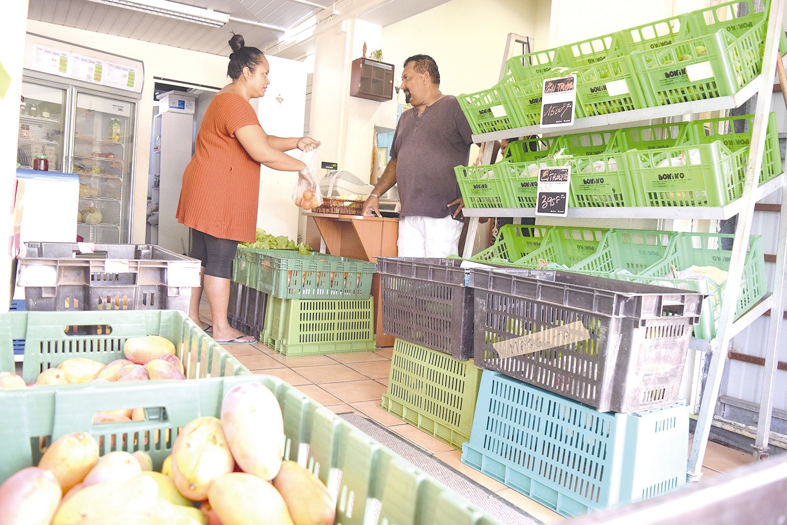 Marie et Glen ont ouvert Glen mMarket à Auteuil il y a trois ans. Ils y vendent fruits,  légumes, tubercules mais aussi poisson, miel, achards, et confitures…